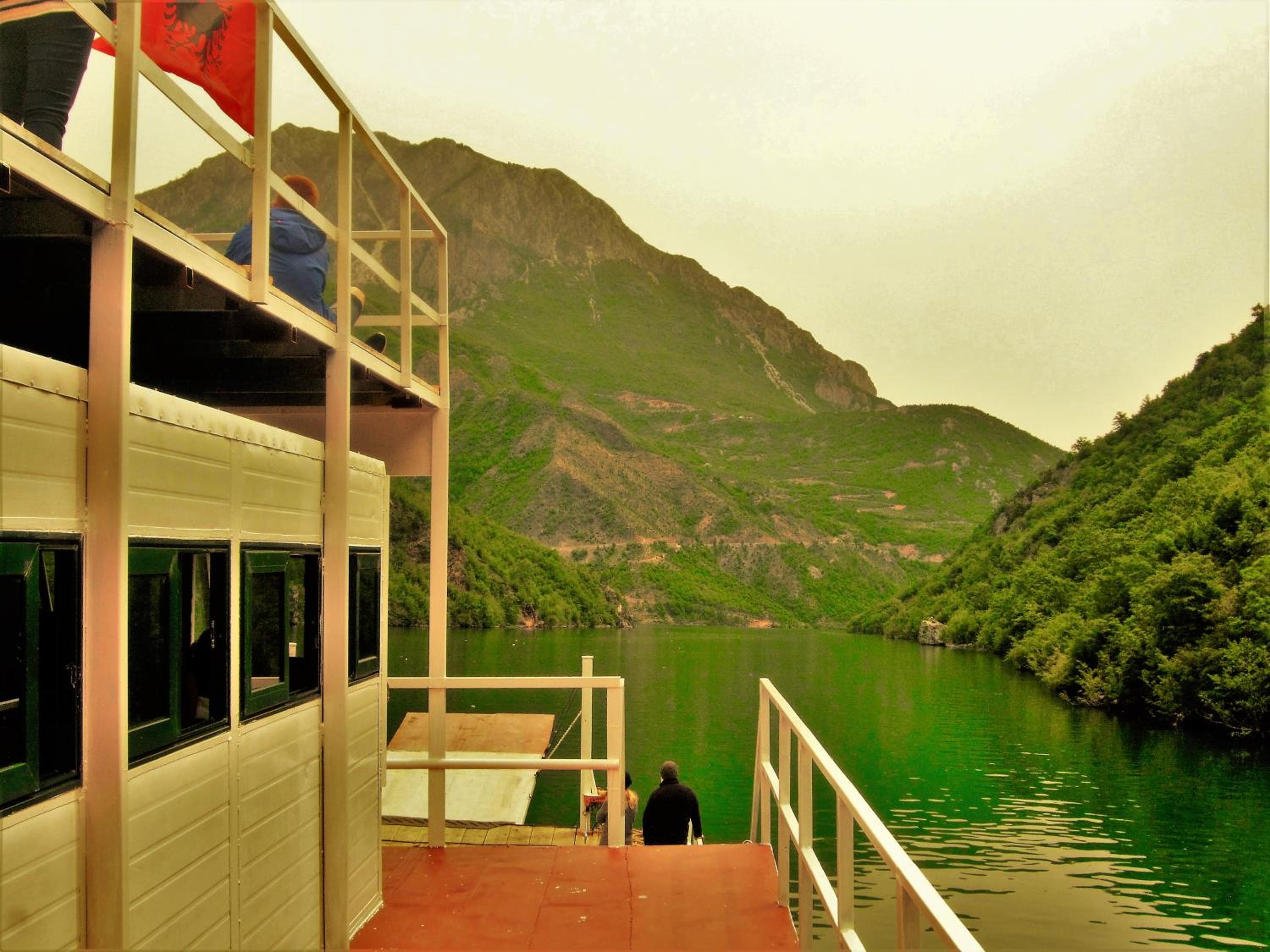 Rozafa Ferry & Accommodation