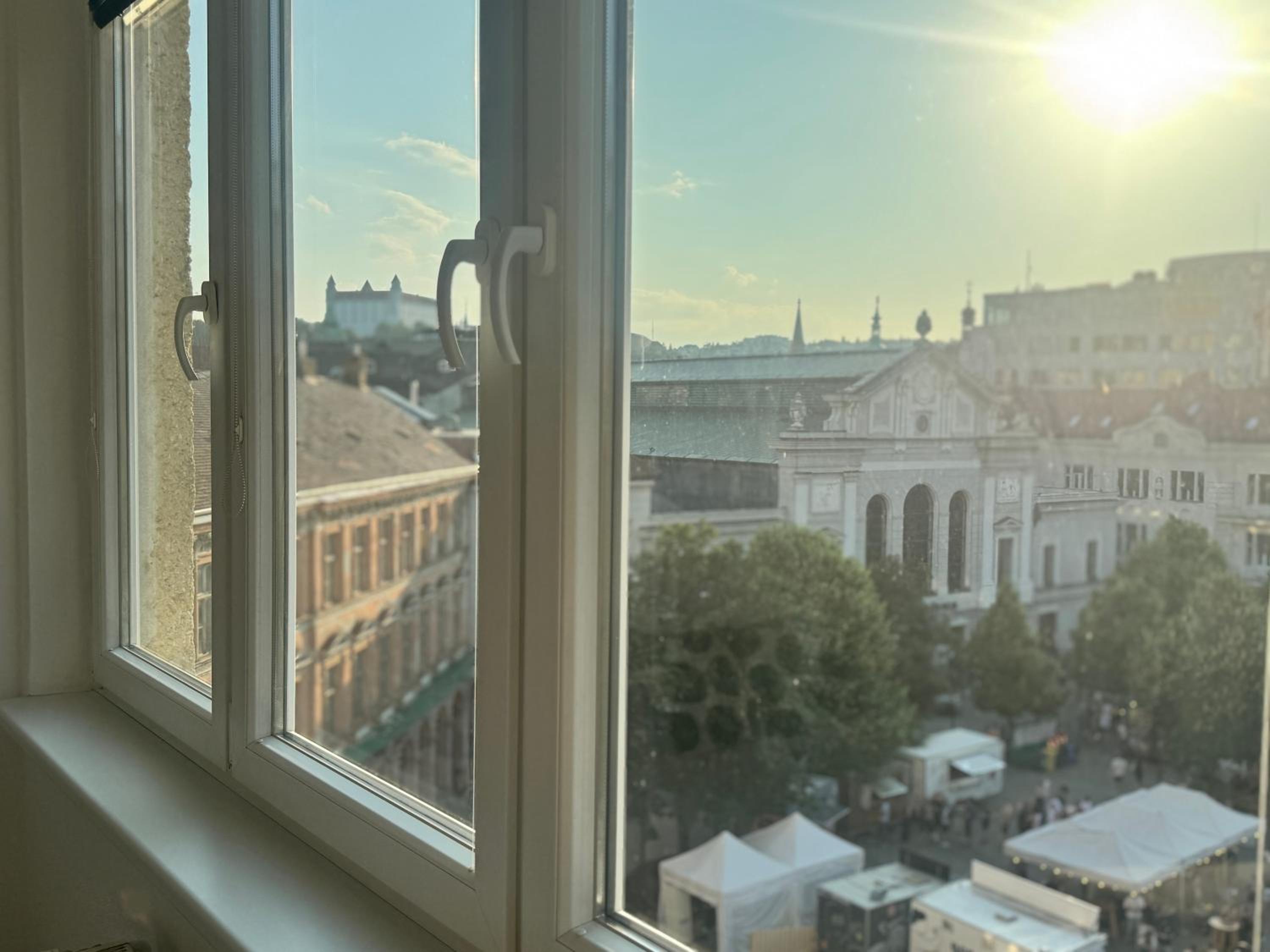 Old Town 3BR Apartment with Castle Views