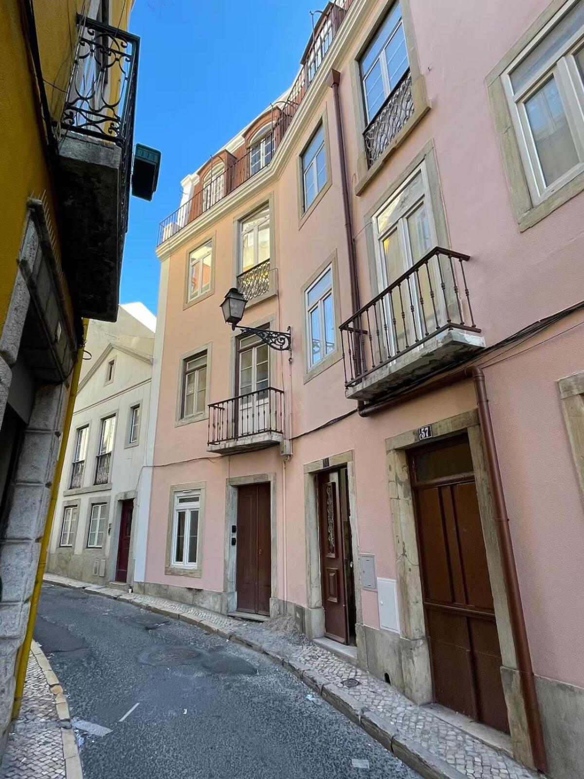 Typical Mouraria Studios by Hosty