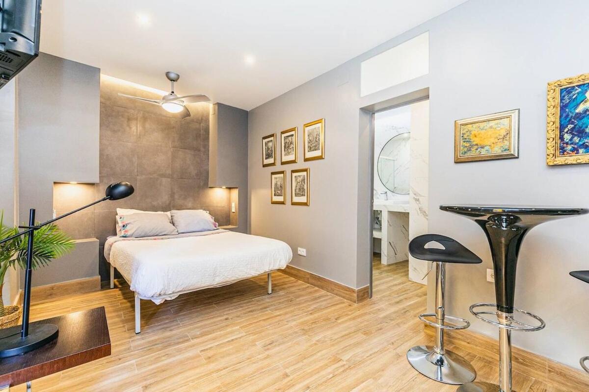 Typical Mouraria Studios by Hosty