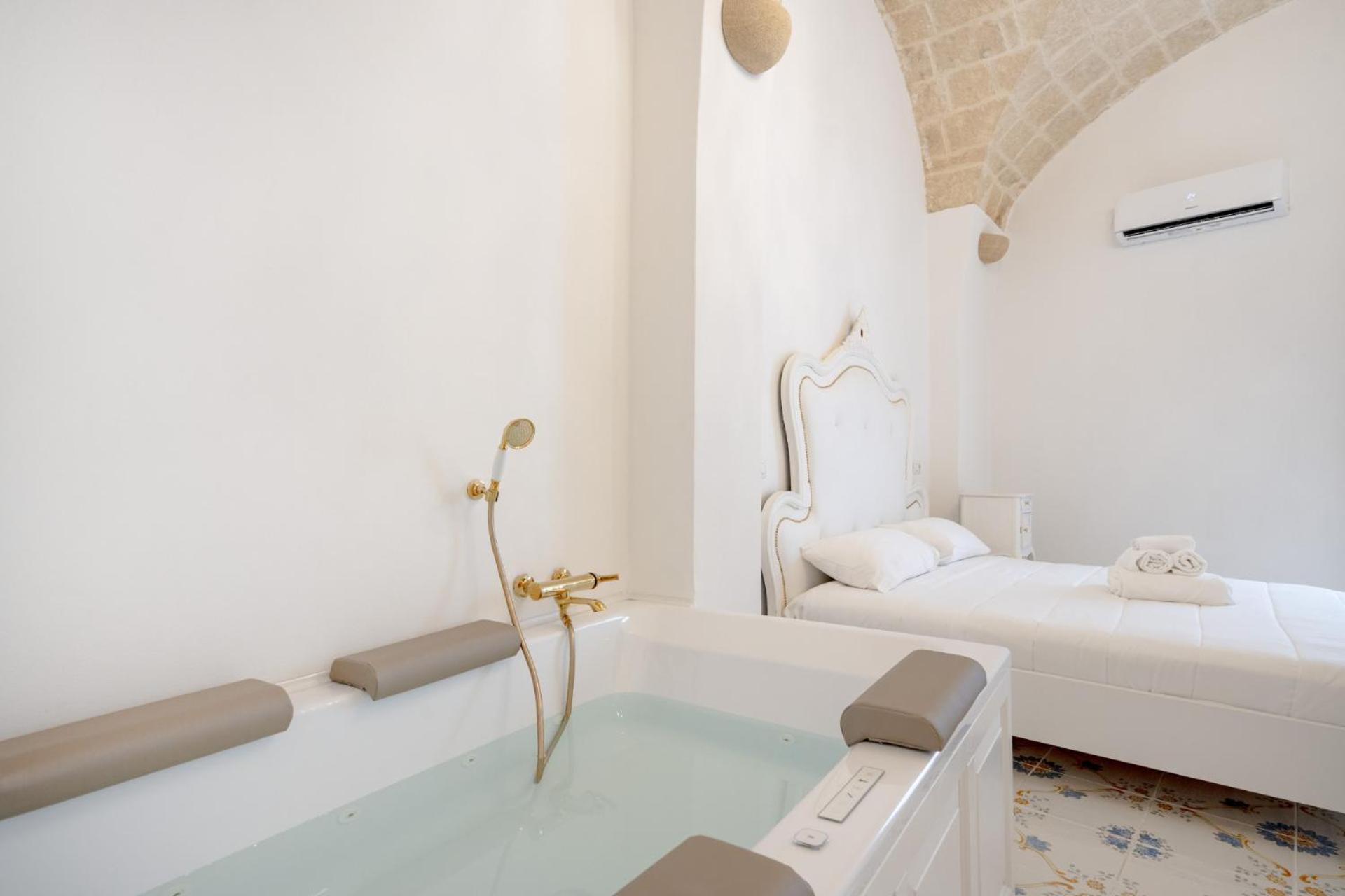 Marchesa - 2 Bedrooms, Terrace & Bath Tub in Center