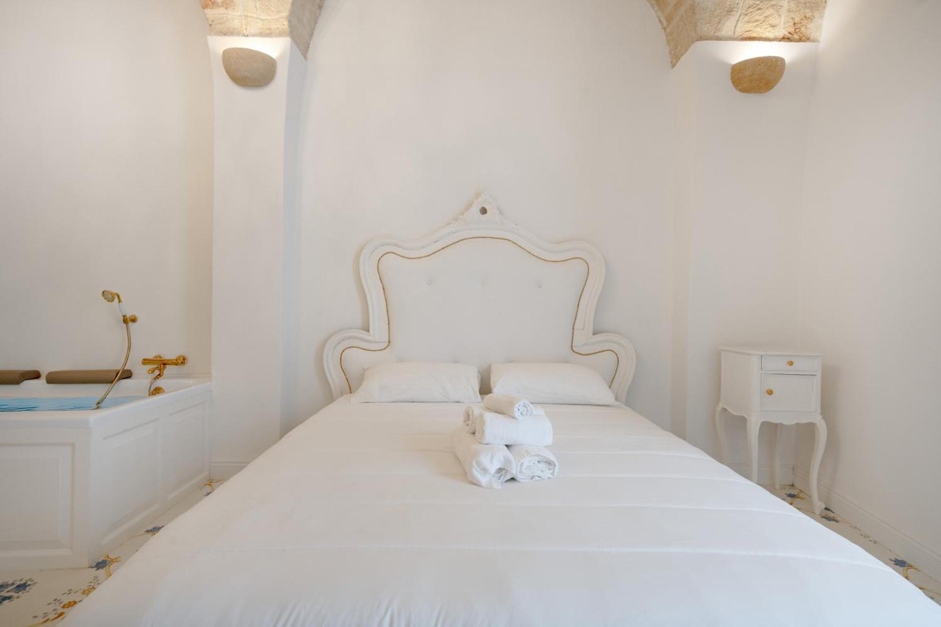 Marchesa - 2 Bedrooms, Terrace & Bath Tub in Center