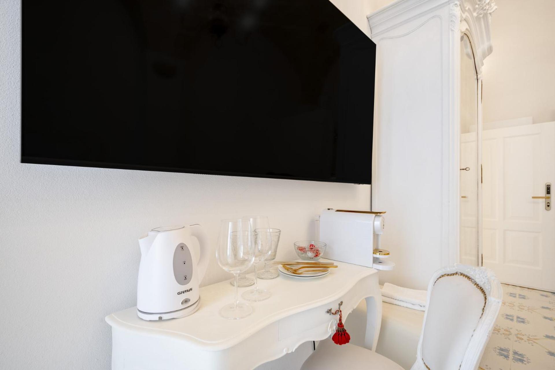 Marchesa - 2 Bedrooms, Terrace & Bath Tub in Center