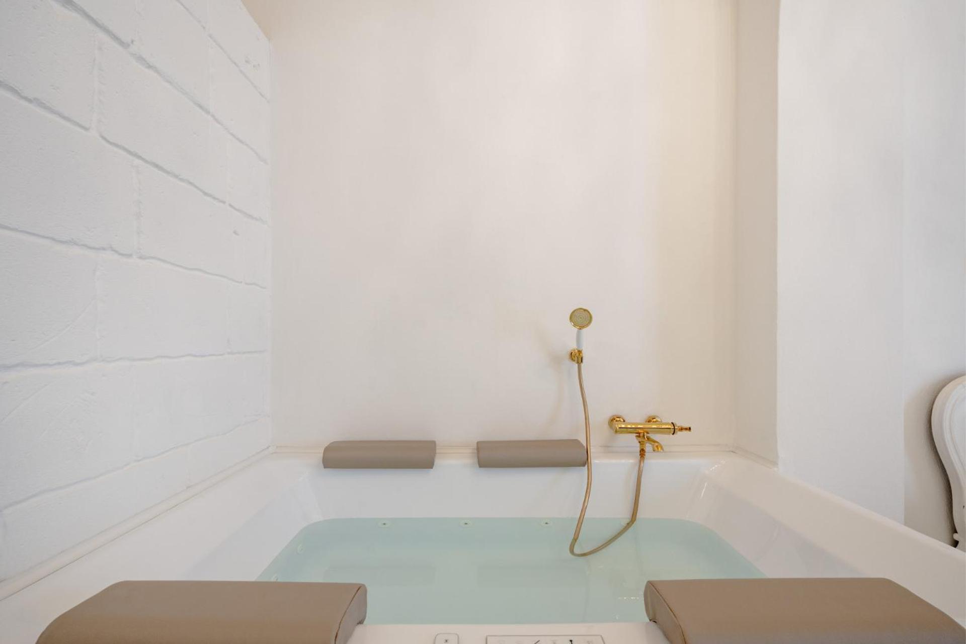 Marchesa - 2 Bedrooms, Terrace & Bath Tub in Center