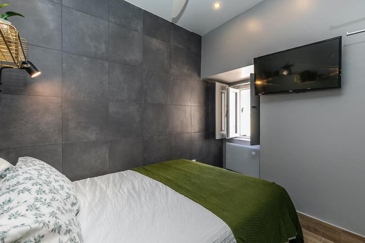 Typical Mouraria Studios by Hosty