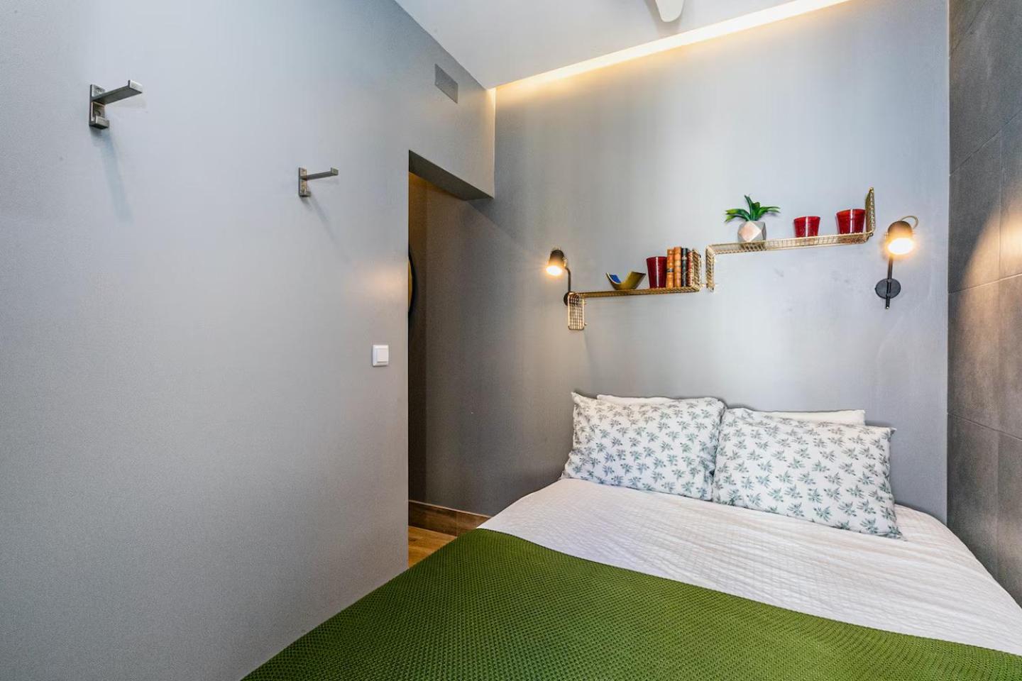Typical Mouraria Studios by Hosty