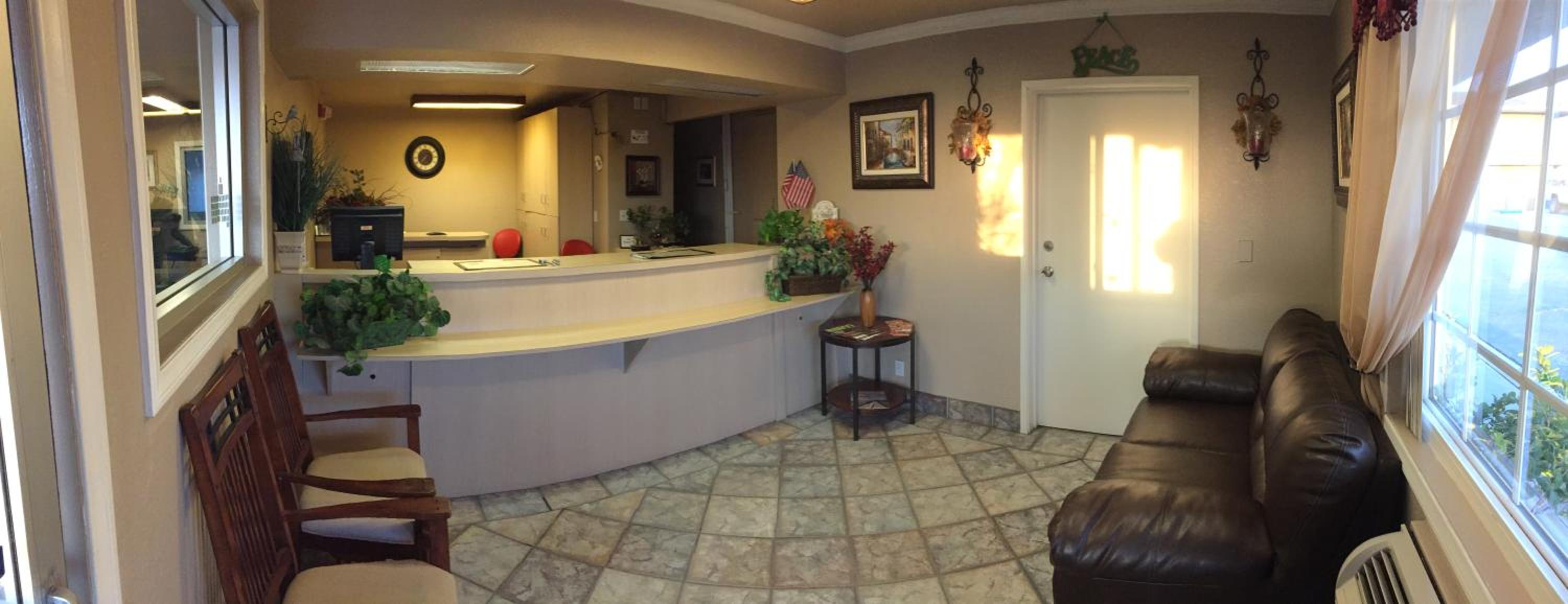 Hilltop Inn & Suites