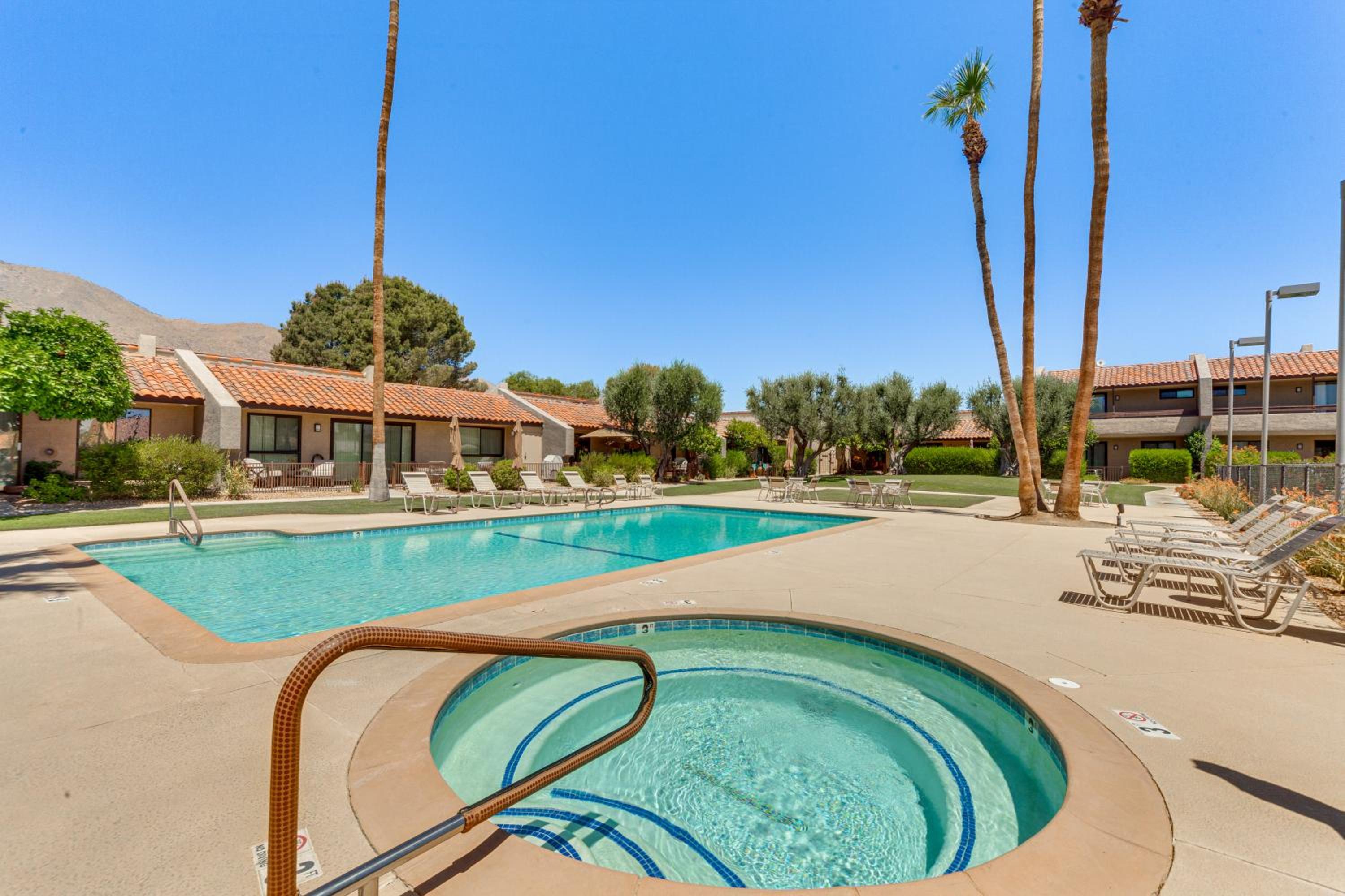 Chic, Walkable Desert Retreat - Private and Serene