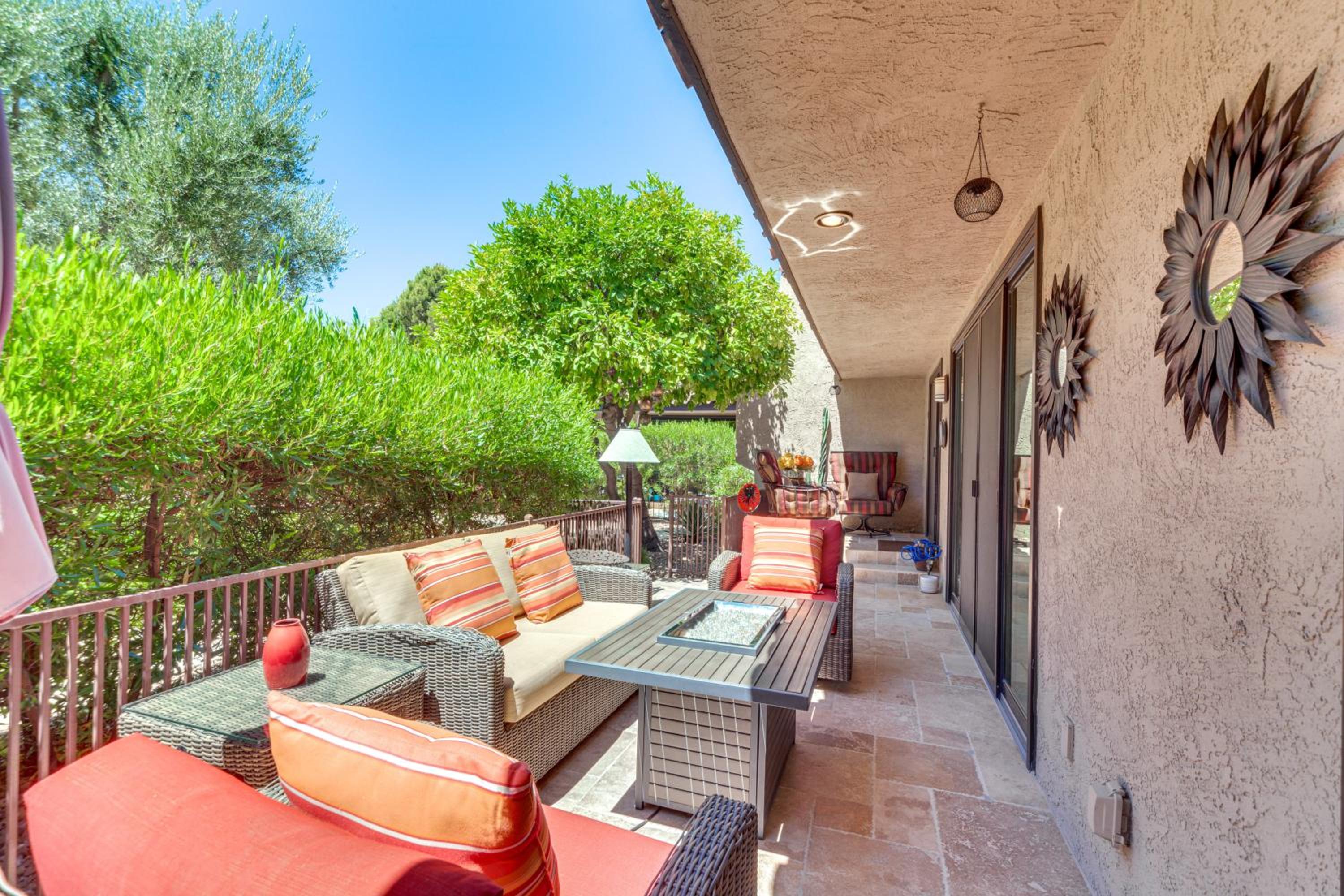 Chic, Walkable Desert Retreat - Private and Serene