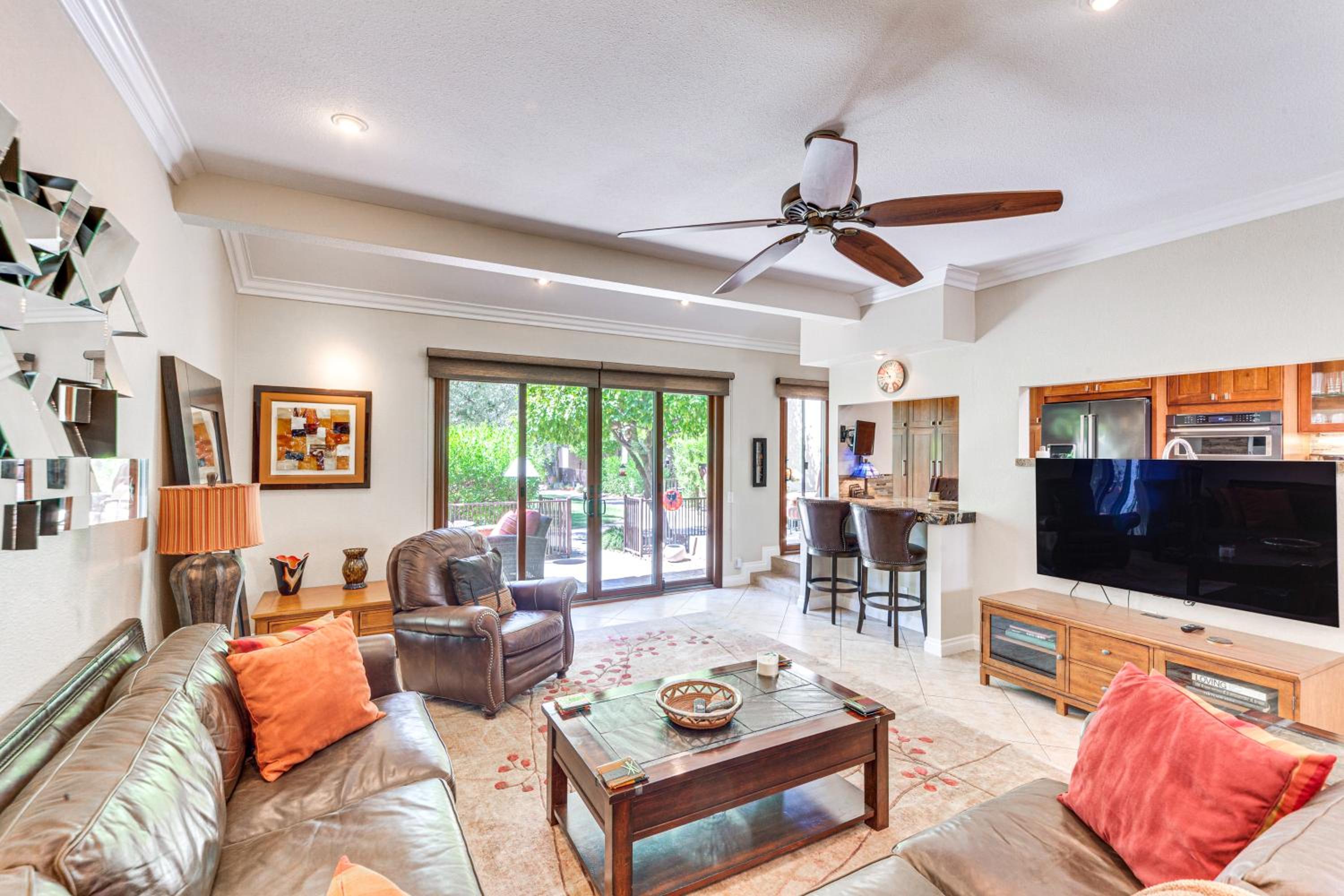 Chic, Walkable Desert Retreat - Private and Serene