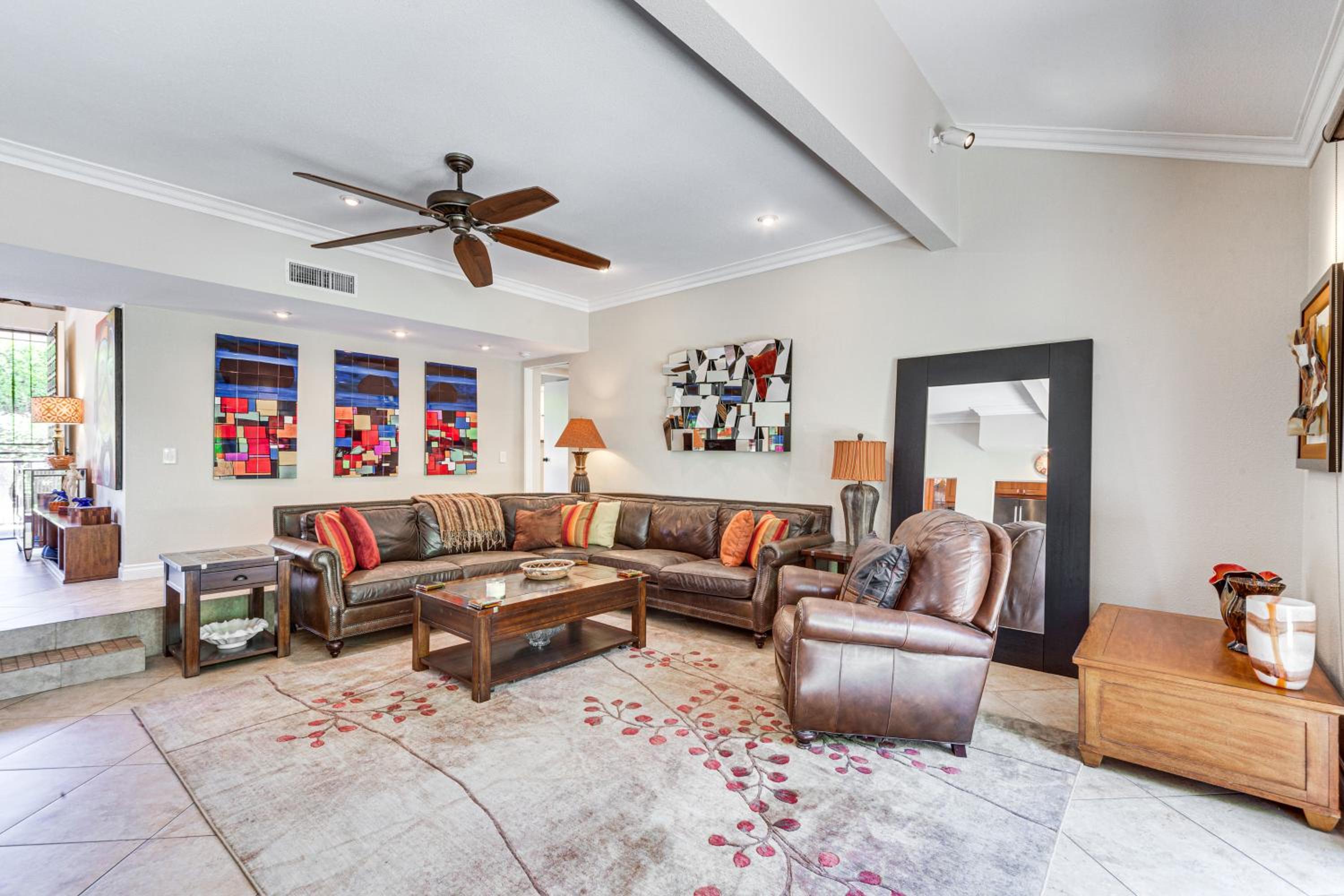 Chic, Walkable Desert Retreat - Private and Serene
