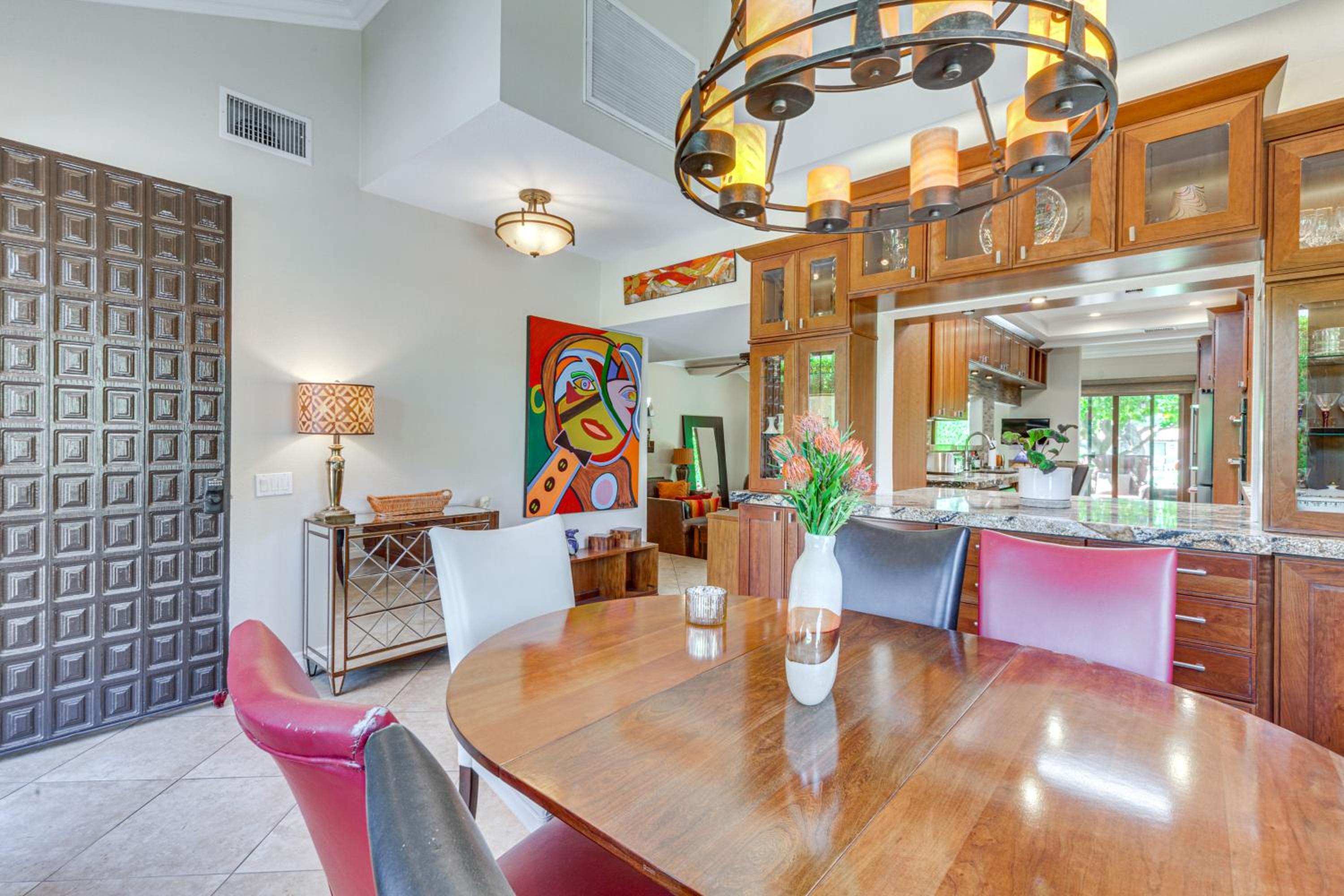 Chic, Walkable Desert Retreat - Private and Serene