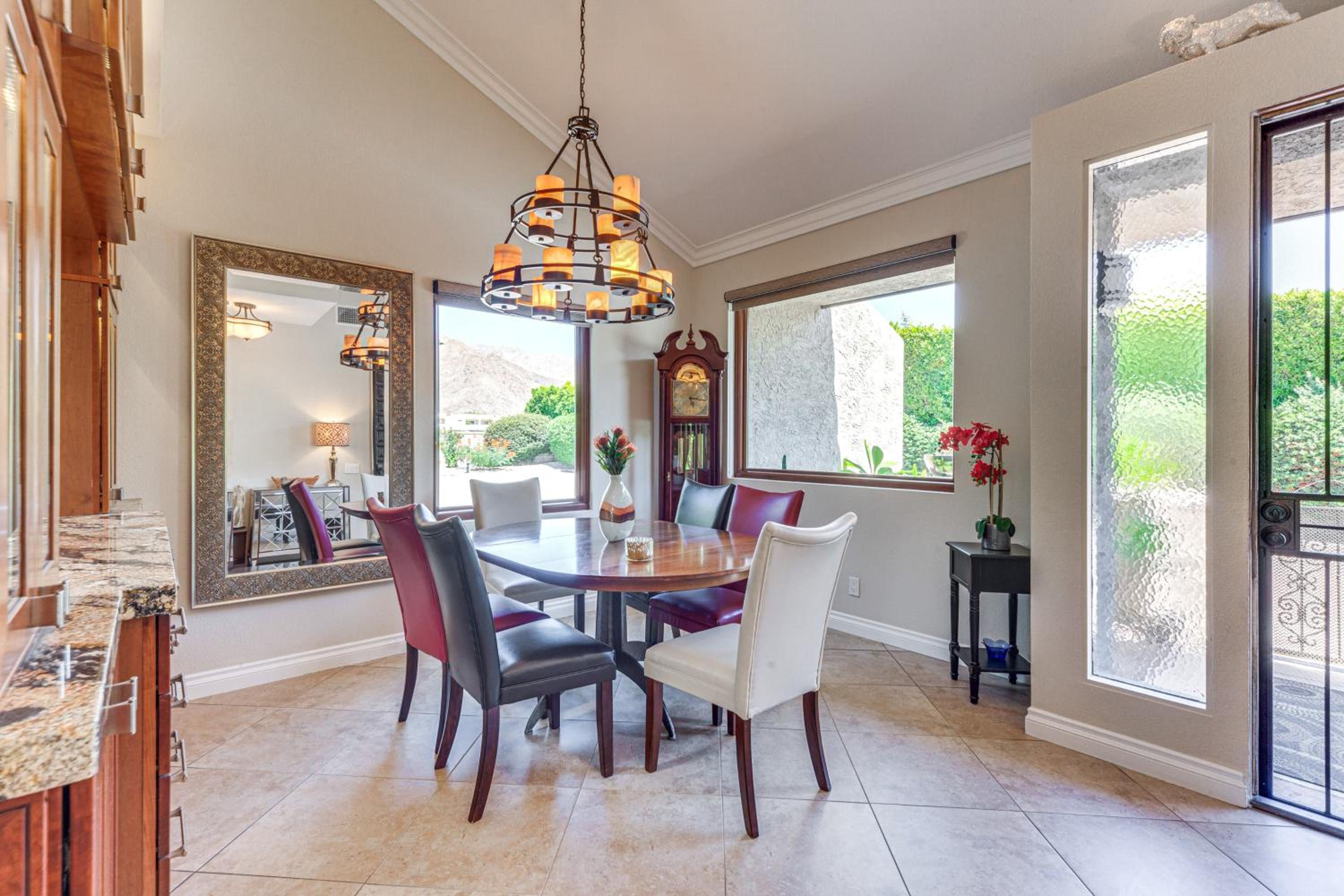 Chic, Walkable Desert Retreat - Private and Serene
