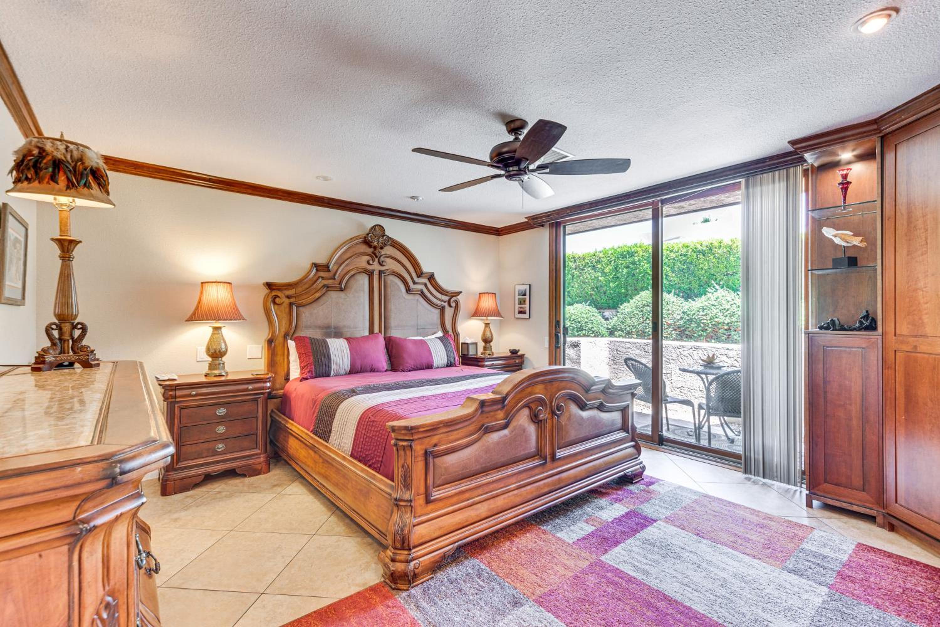 Chic, Walkable Desert Retreat - Private and Serene