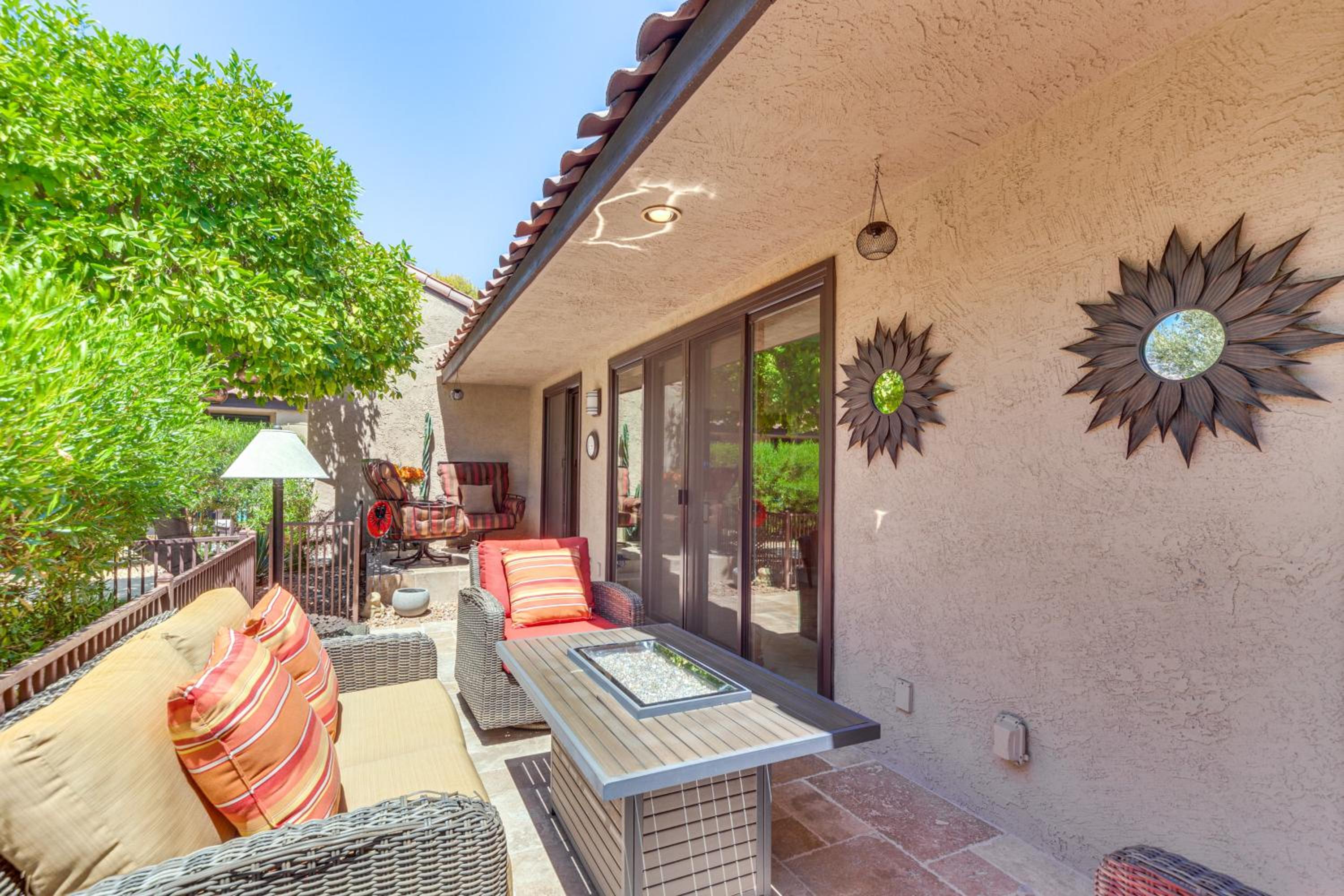 Chic, Walkable Desert Retreat - Private and Serene