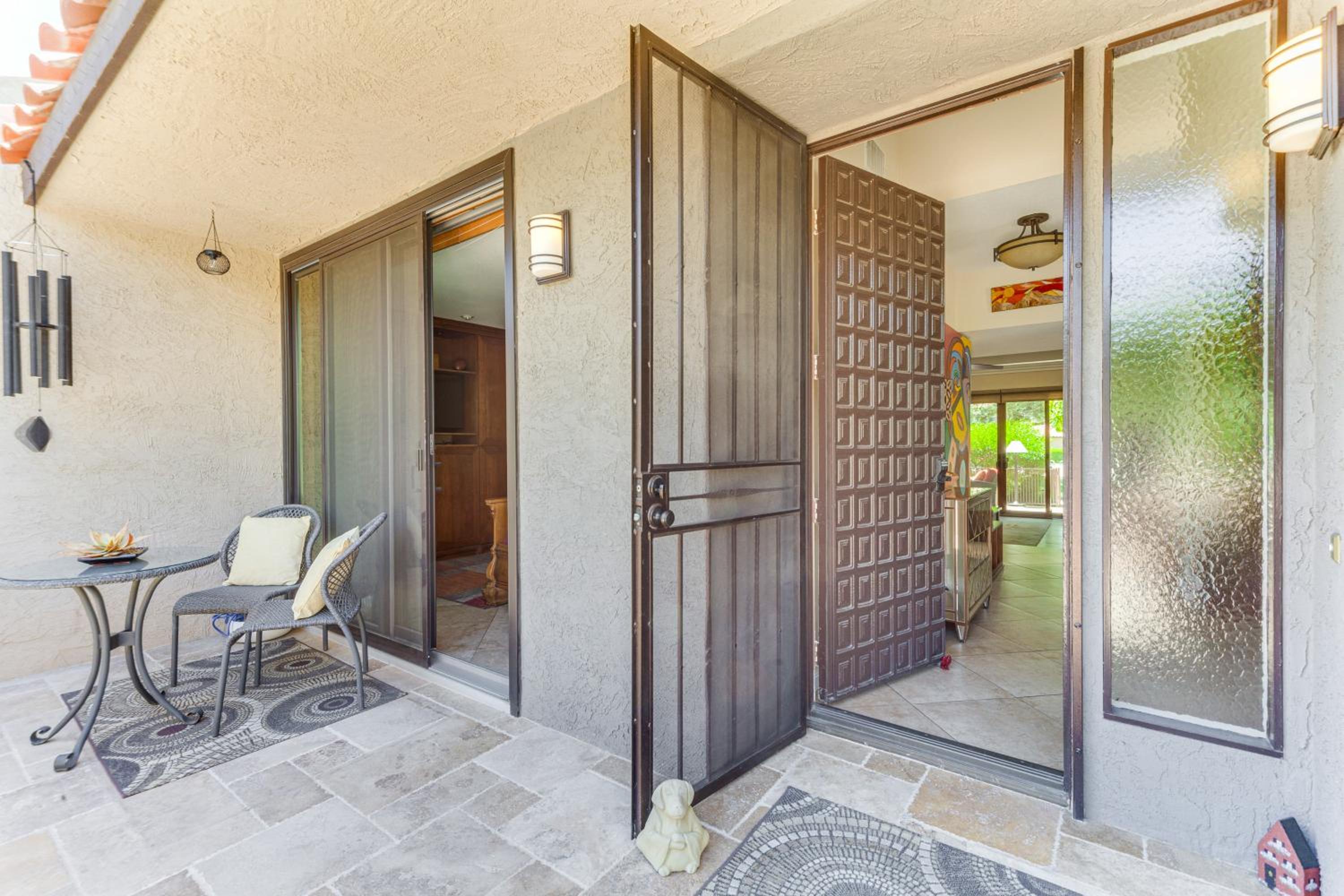 Chic, Walkable Desert Retreat - Private and Serene