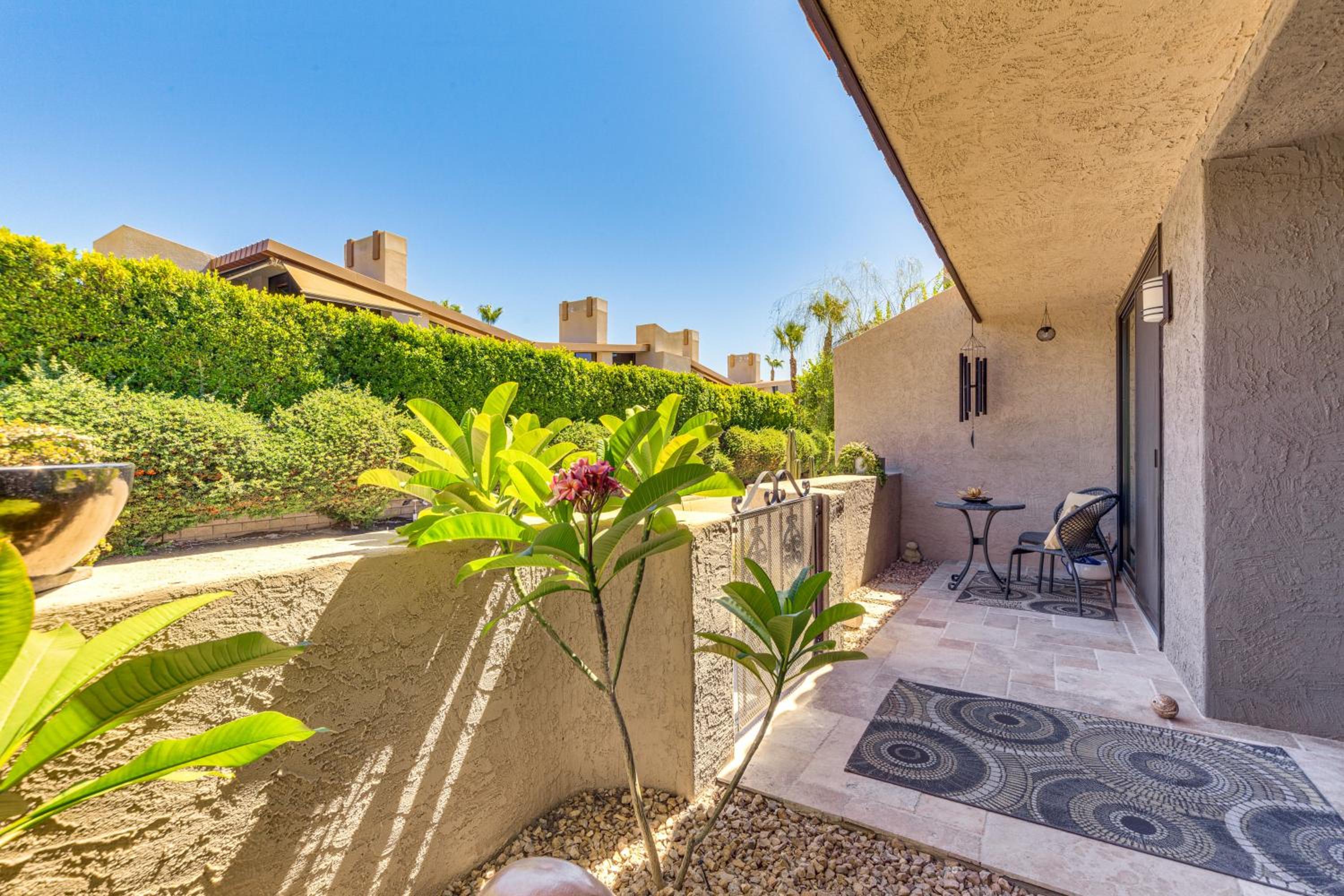 Chic, Walkable Desert Retreat - Private and Serene