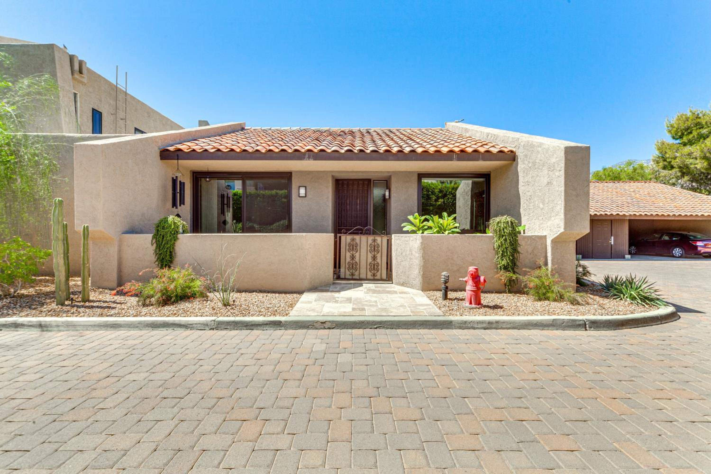 Chic, Walkable Desert Retreat - Private and Serene