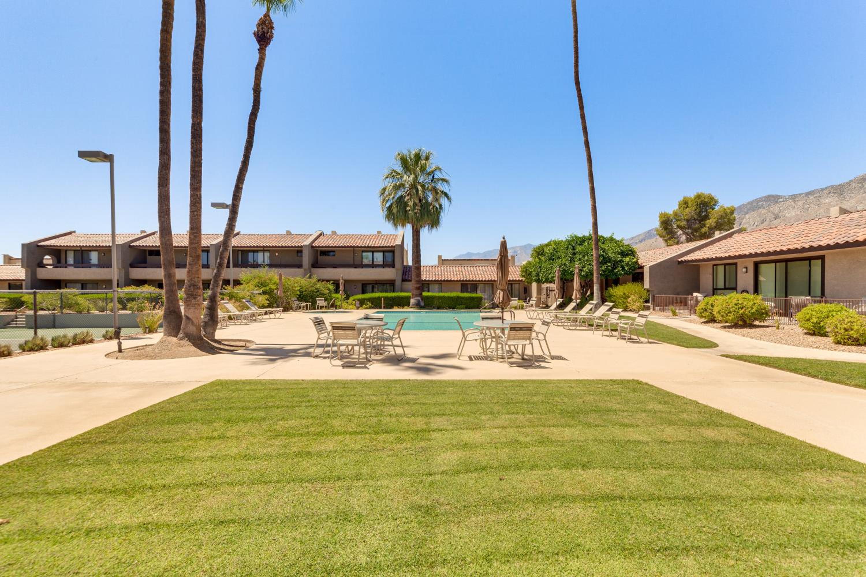 Chic, Walkable Desert Retreat - Private and Serene