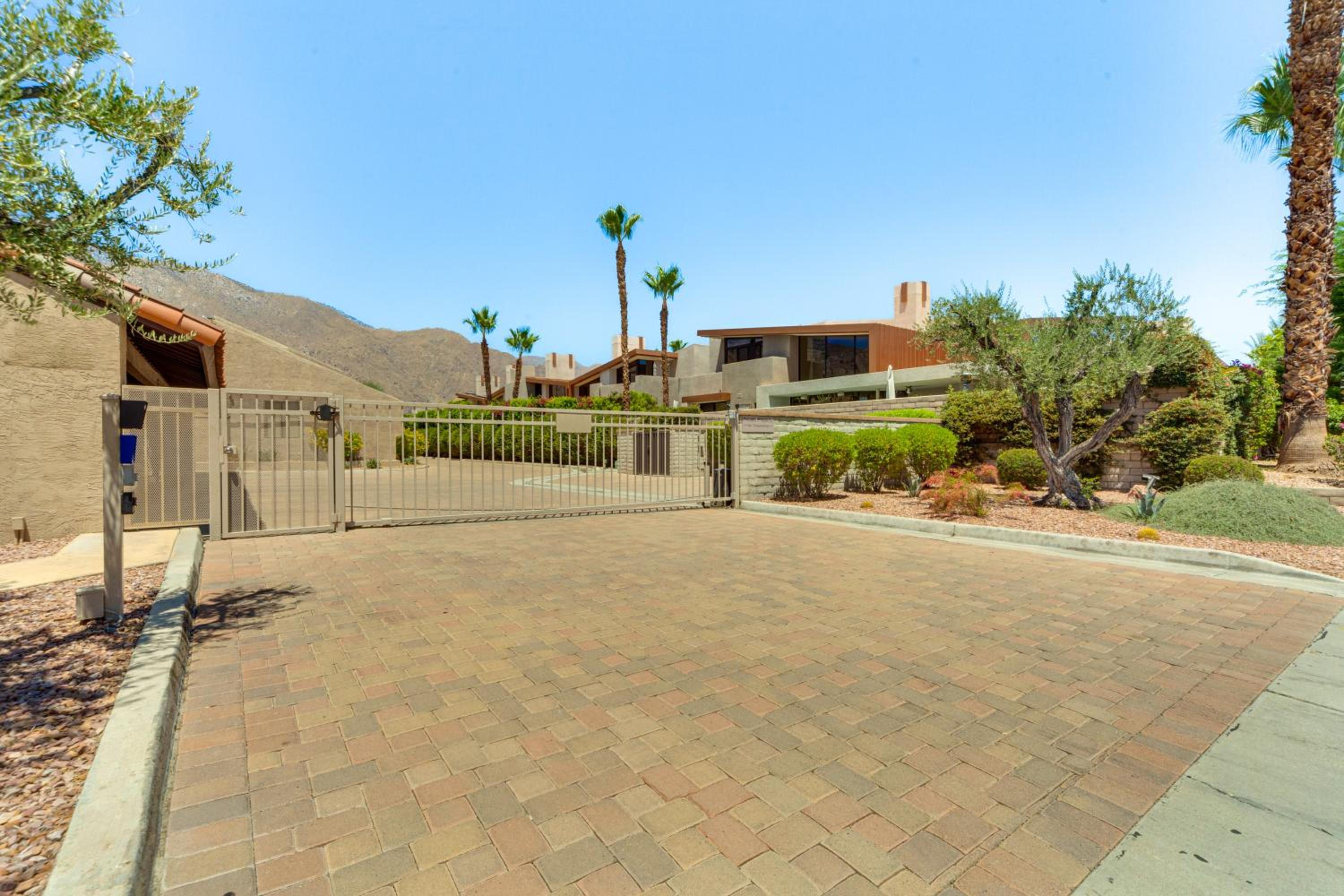 Chic, Walkable Desert Retreat - Private and Serene
