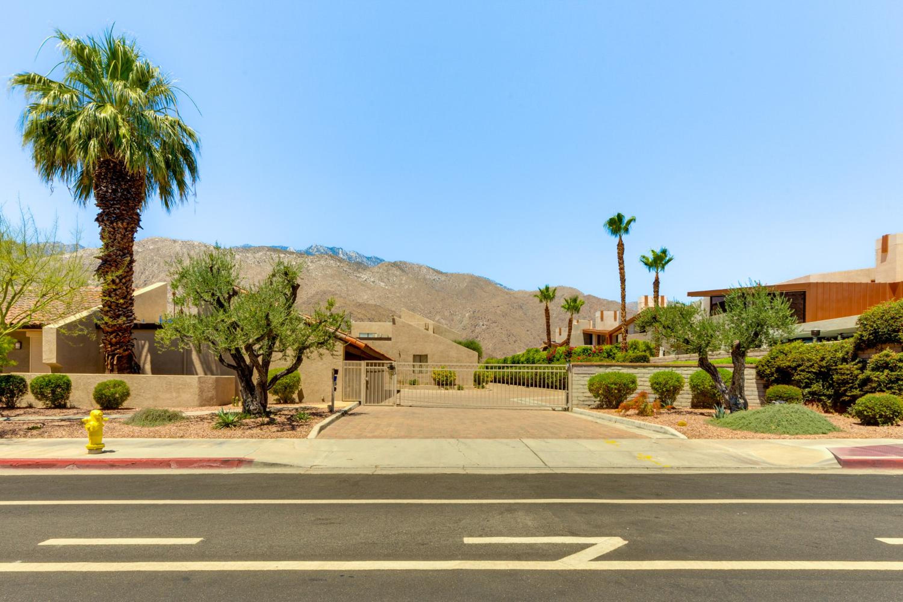 Chic, Walkable Desert Retreat - Private and Serene