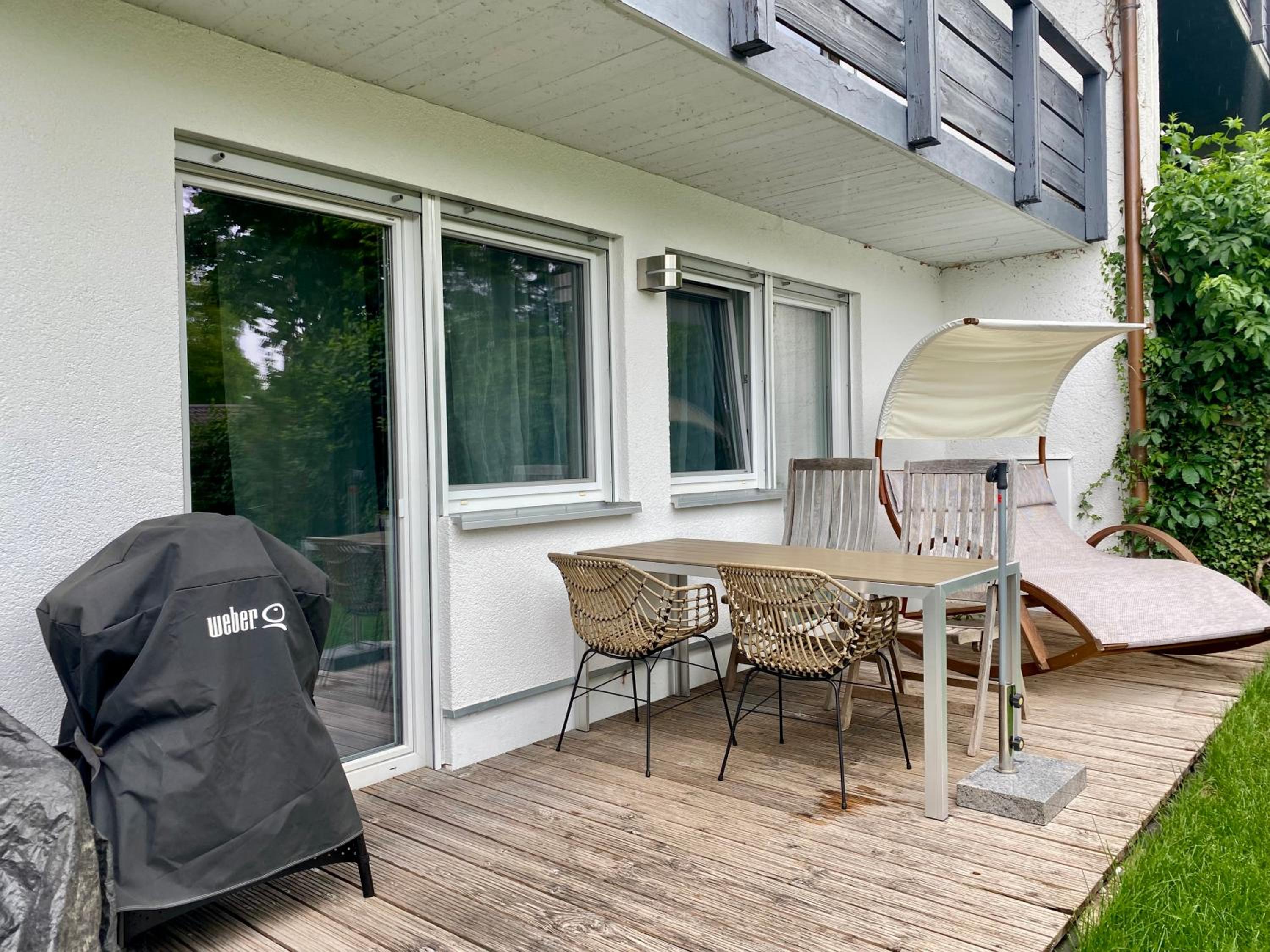 Gemütliche und voll ausgestatette 2 Zimmer Ferienwohnung am Wörthsee mit Terrasse, Grill, Schaukel, Doppelbett oder getrennte Betten fußläufig zu S-Bahn na