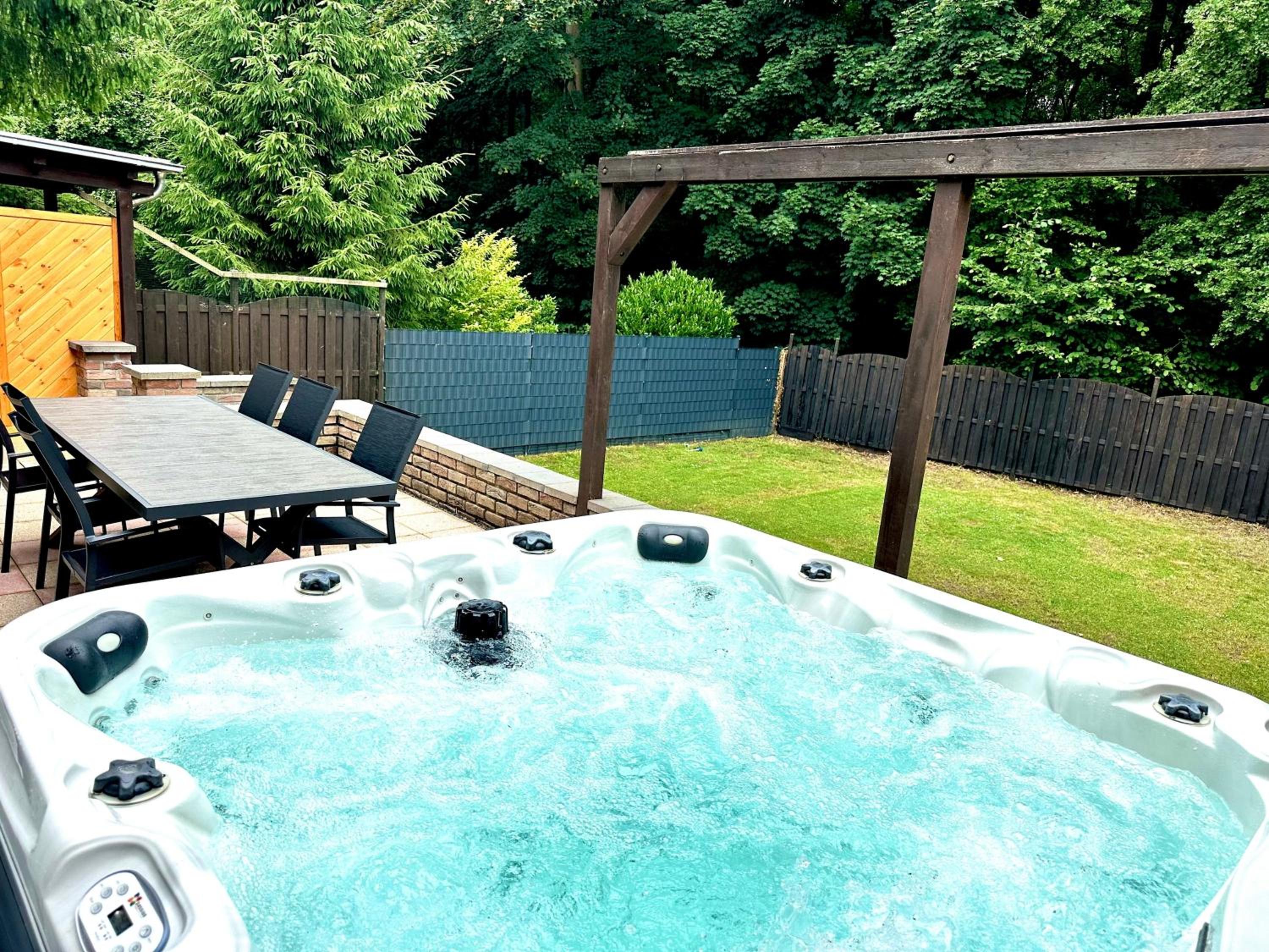 Haus am Wald mit Whirlpool, Garten, Kamin und voll ausgestatteter Küche