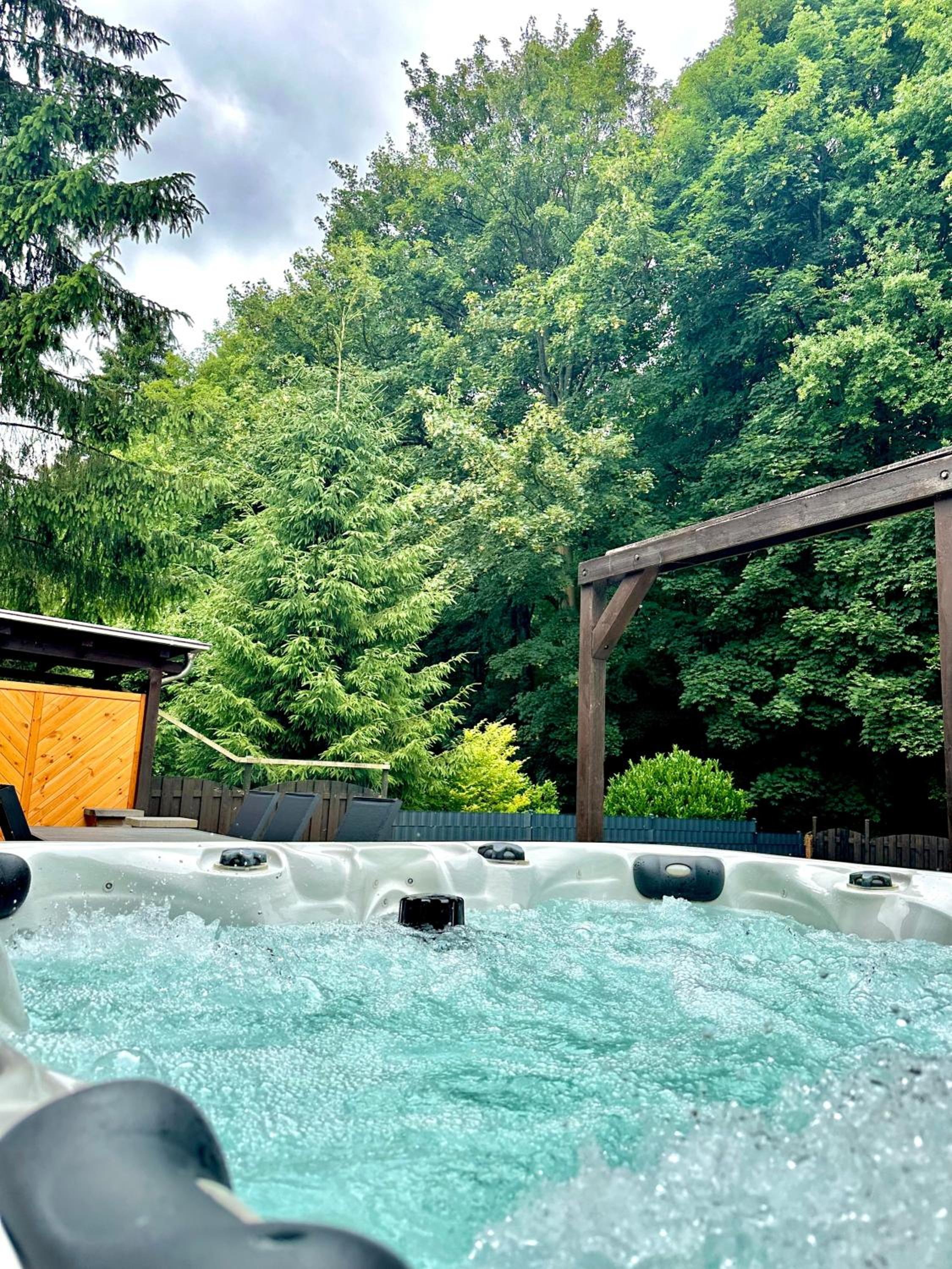 Haus am Wald mit Whirlpool, Garten, Kamin und voll ausgestatteter Küche
