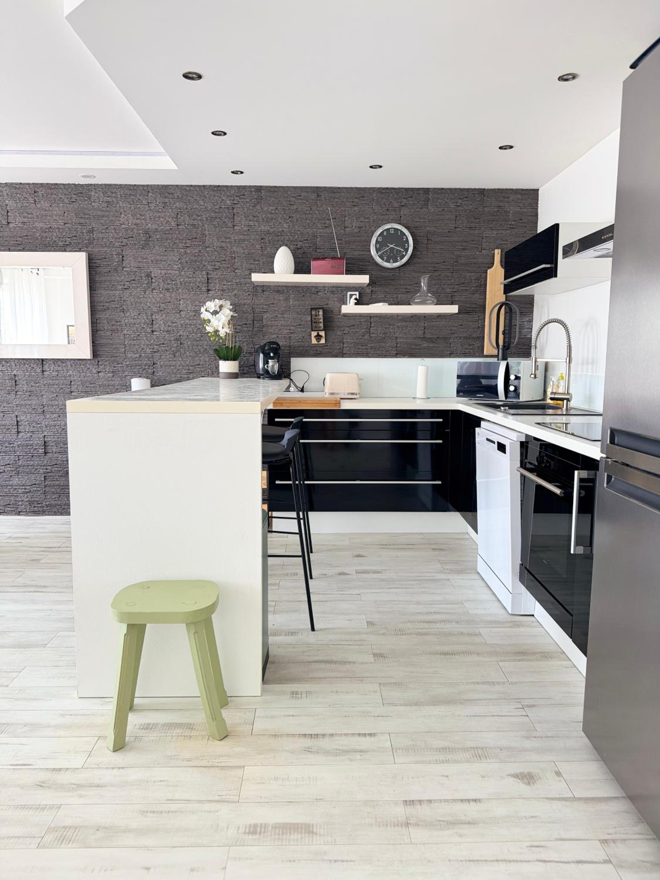 LA PROVENCE - stylish & spacious apartment with pool & private parking near Avignon, TRAVELLER AWARD 2026