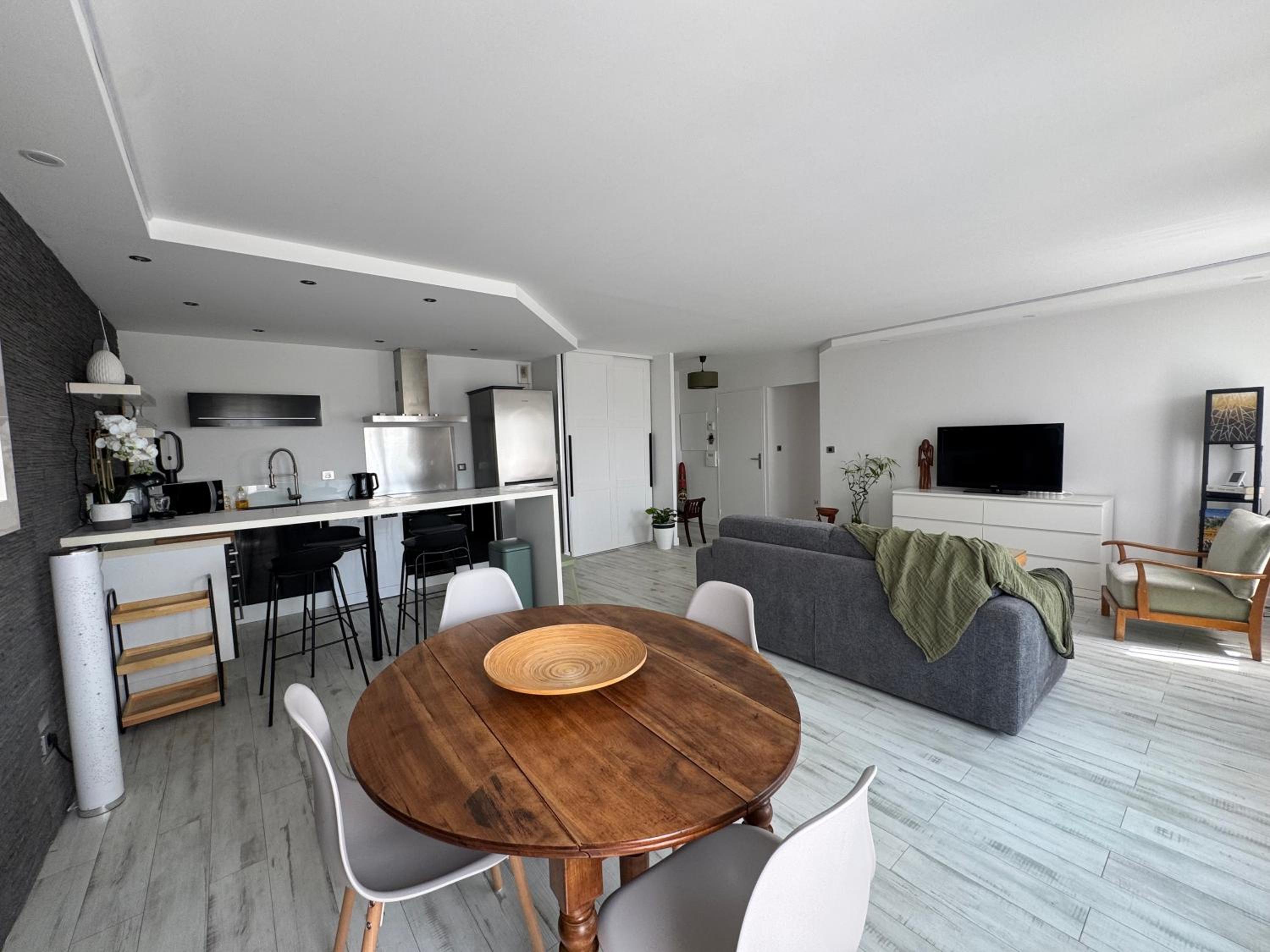 LA PROVENCE - stylish & spacious apartment with pool & private parking near Avignon, TRAVELLER AWARD 2026