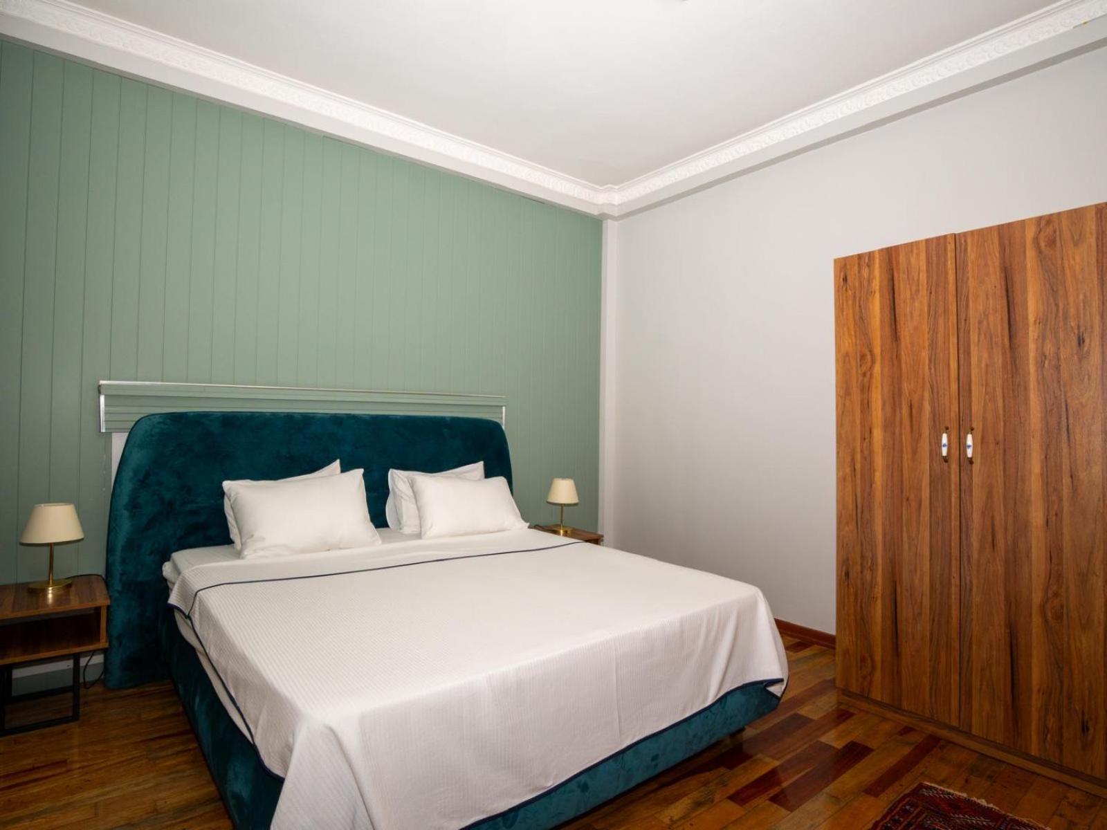 Taksim Green Flat Back