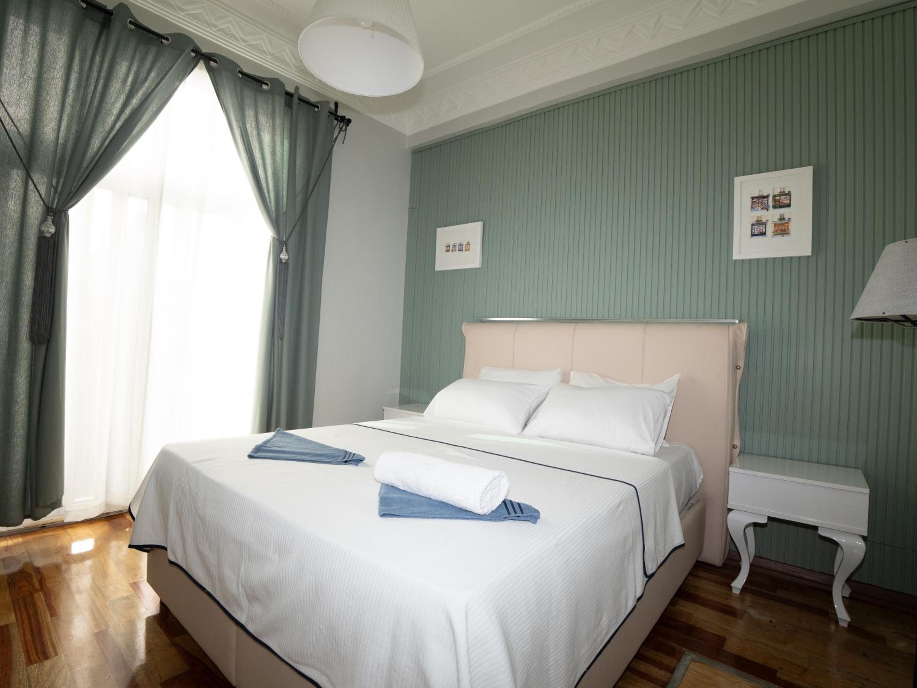 Taksim Green Flat Back