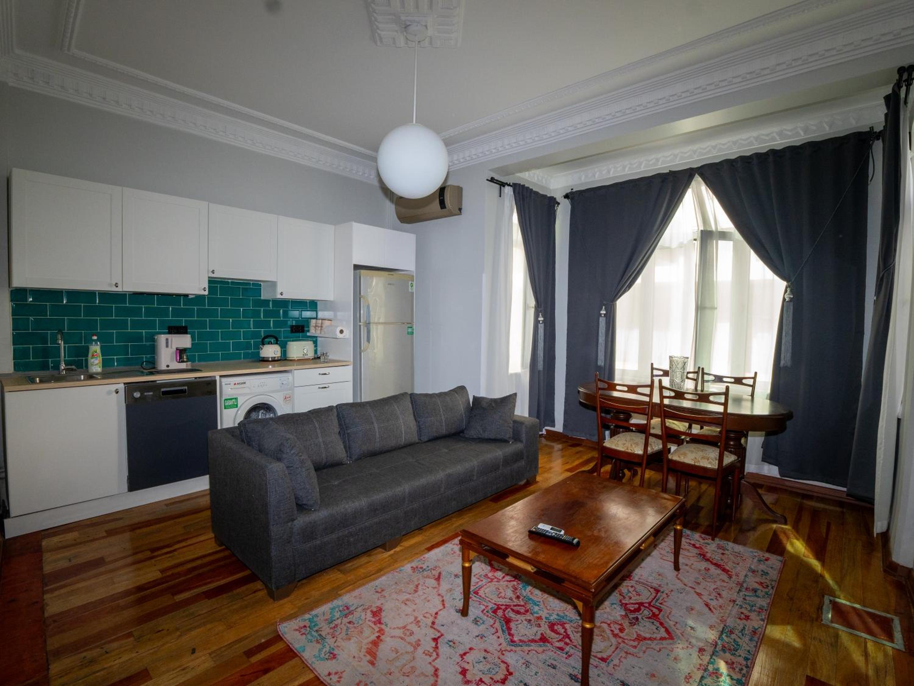 Taksim Green Flat Back