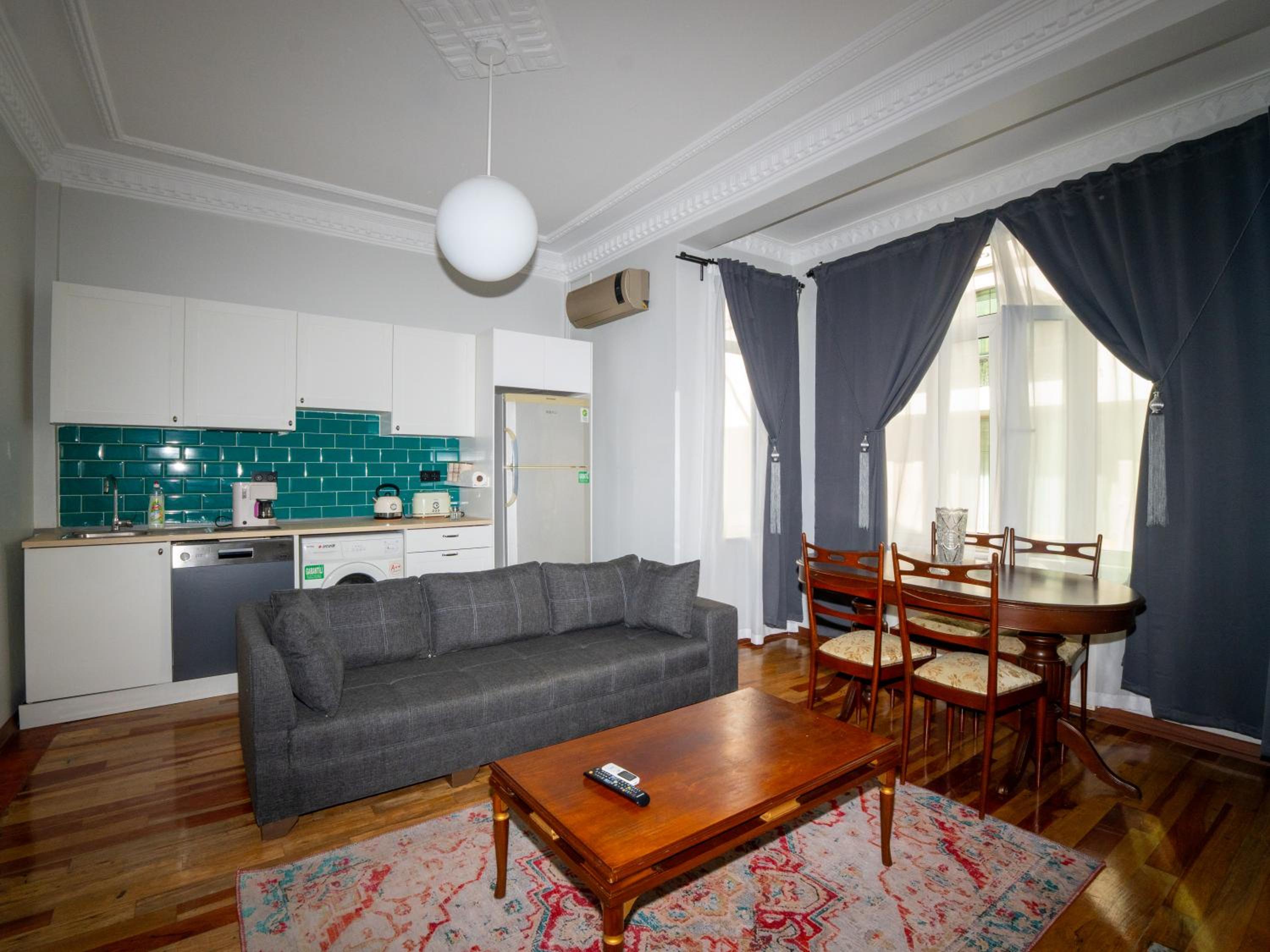 Taksim Green Flat Back