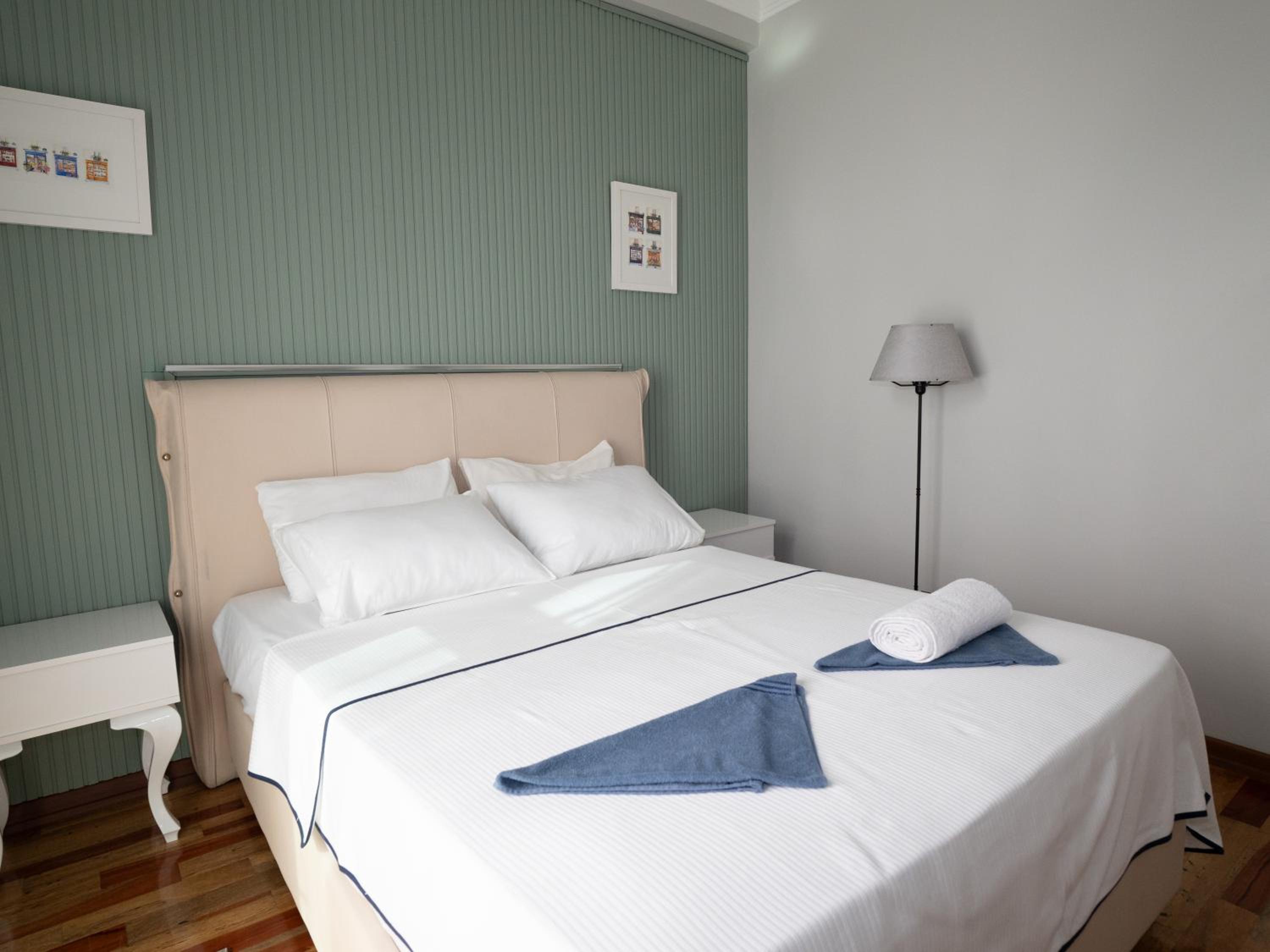Taksim Green Flat Back