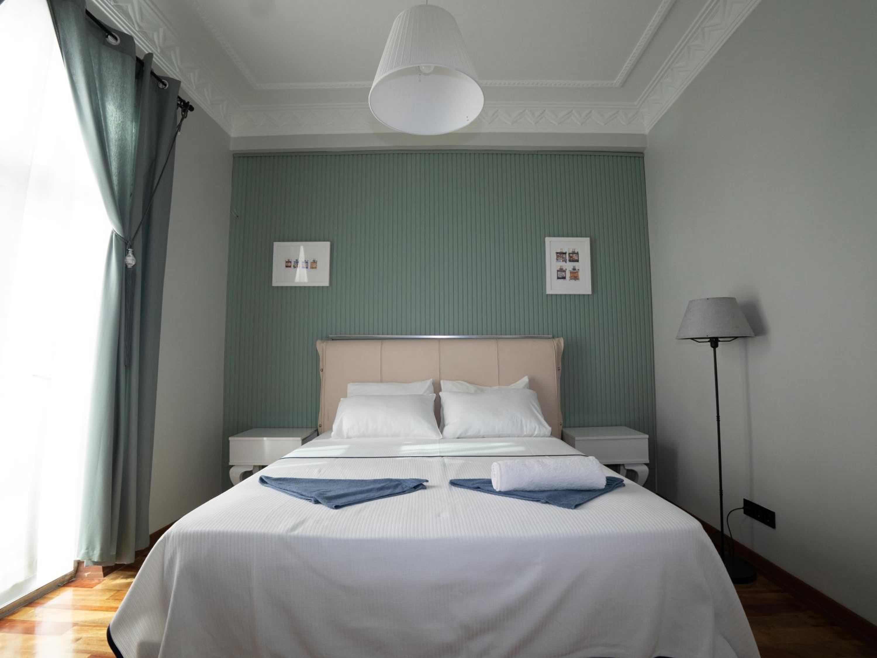Taksim Green Flat Back