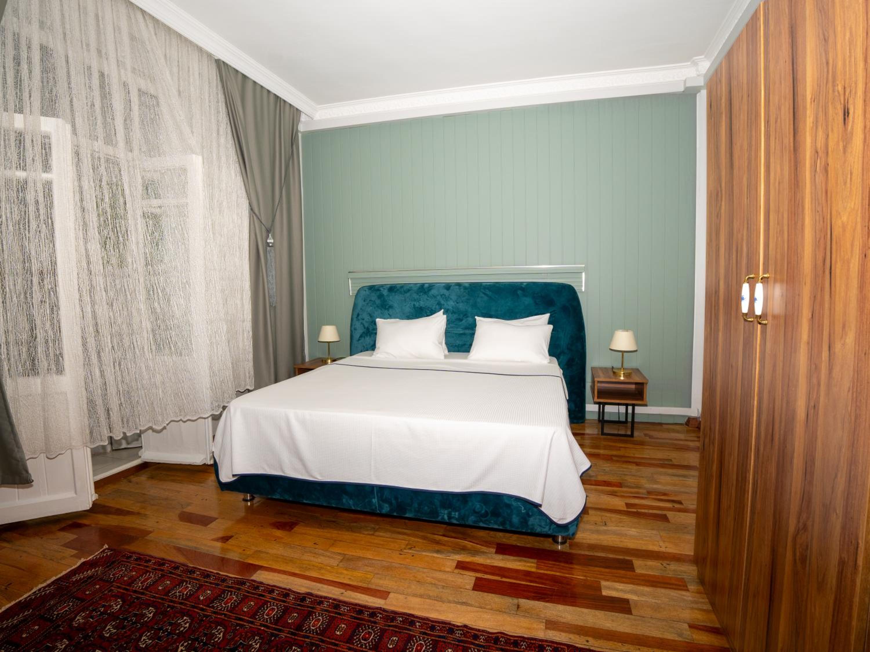 Taksim Green Flat Back