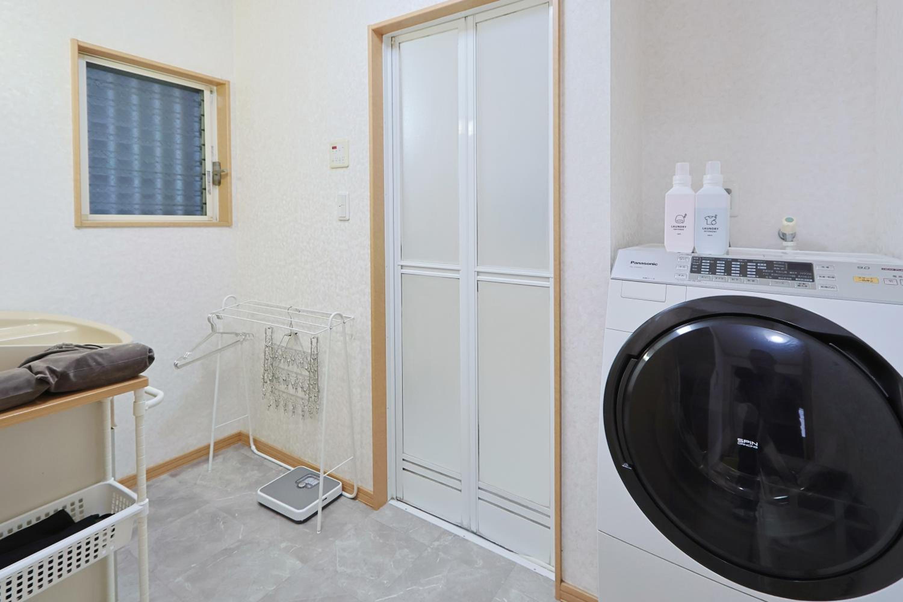 Spacious Family Home Sleeps 13 Near USJ & Osaka Station