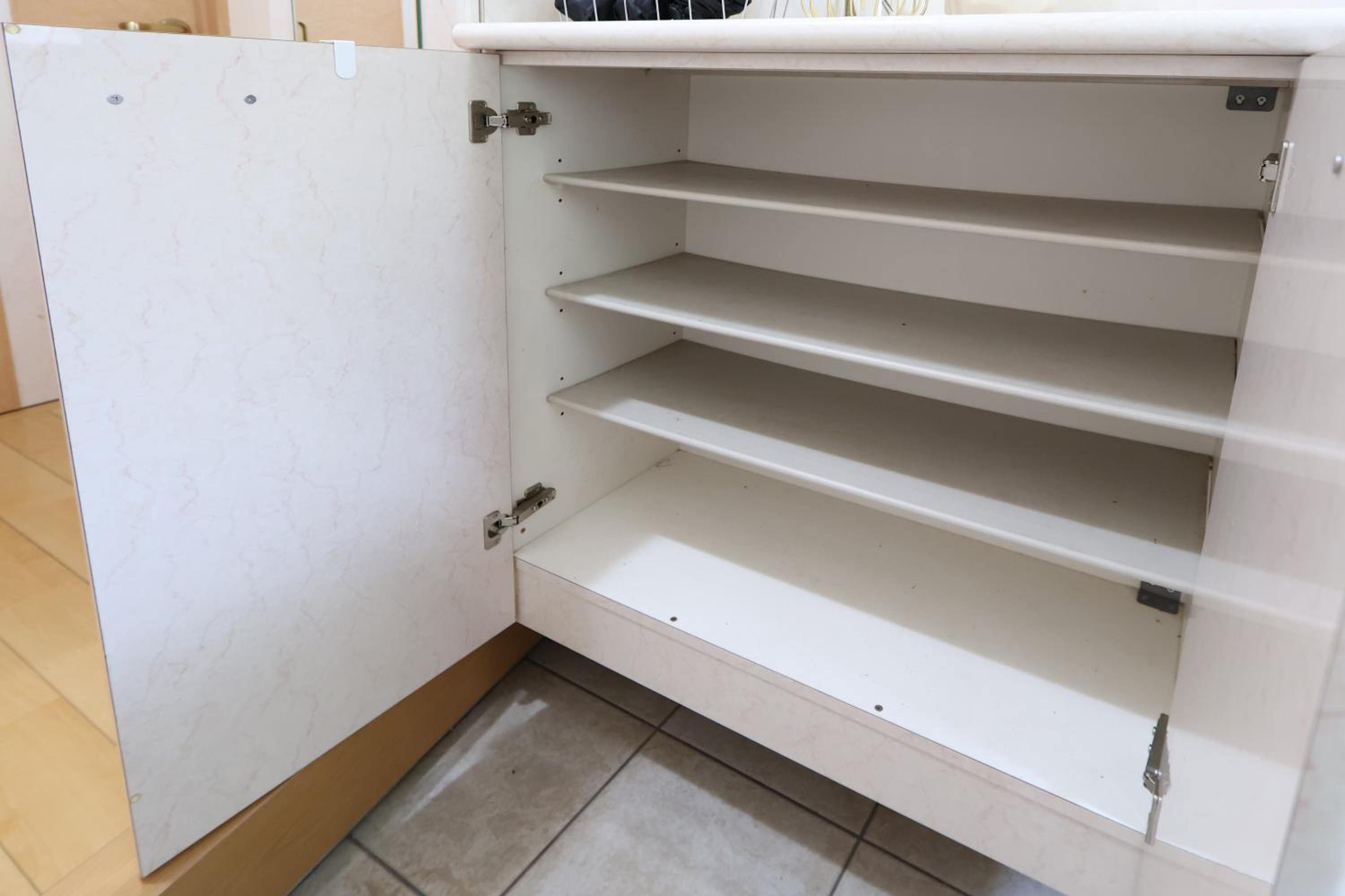 Spacious Family Home Sleeps 13 Near USJ & Osaka Station