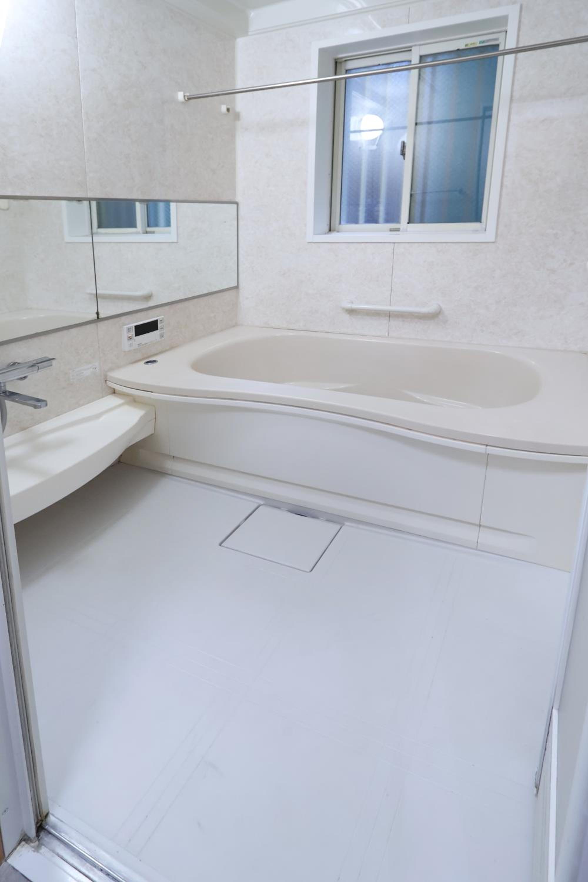 Spacious Family Home Sleeps 13 Near USJ & Osaka Station