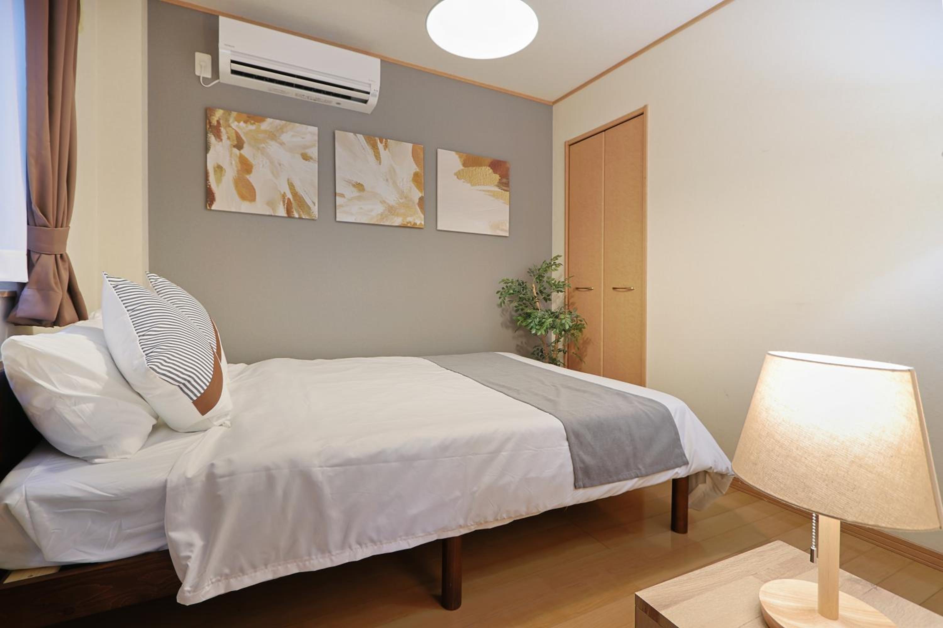 Spacious Family Home Sleeps 13 Near USJ & Osaka Station