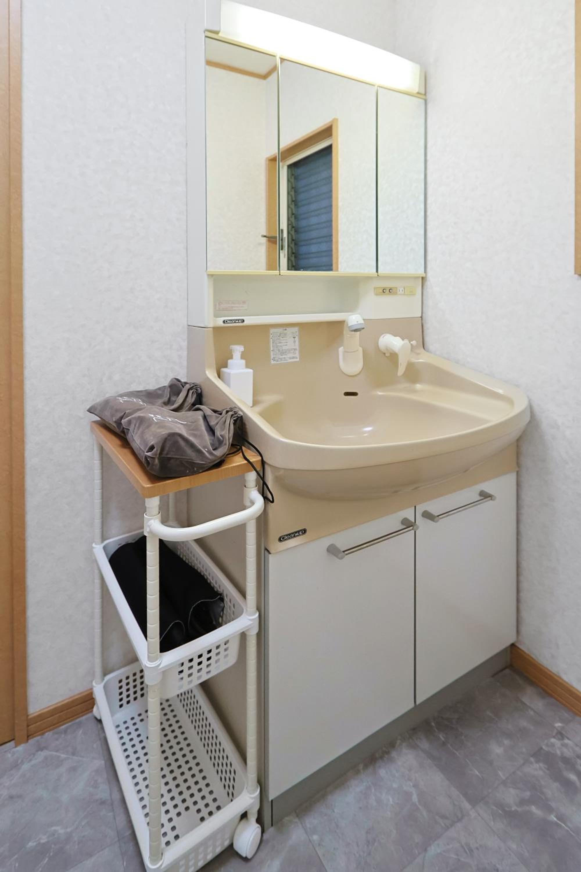 Spacious Family Home Sleeps 13 Near USJ & Osaka Station