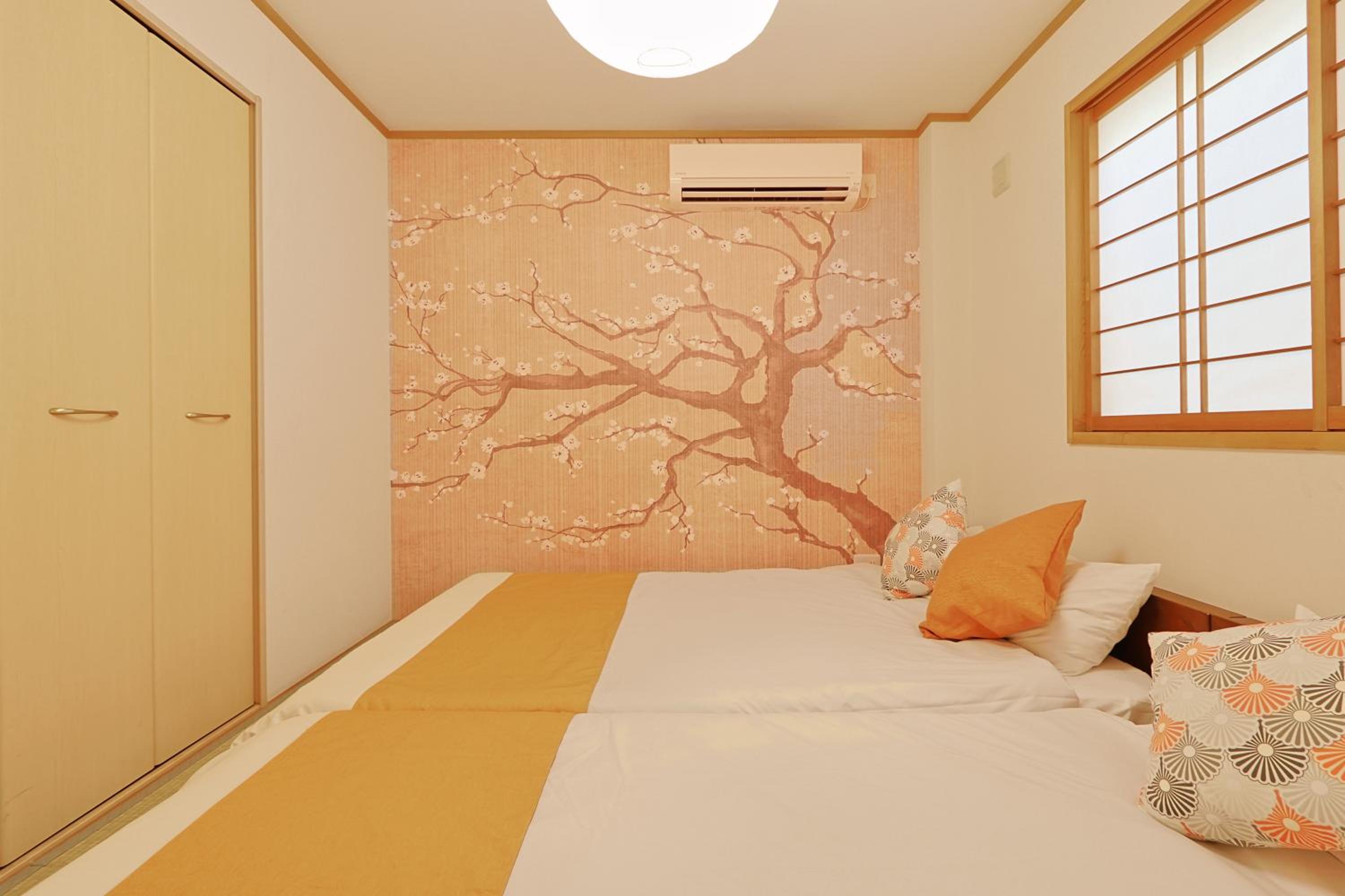 Spacious Family Home Sleeps 13 Near USJ & Osaka Station