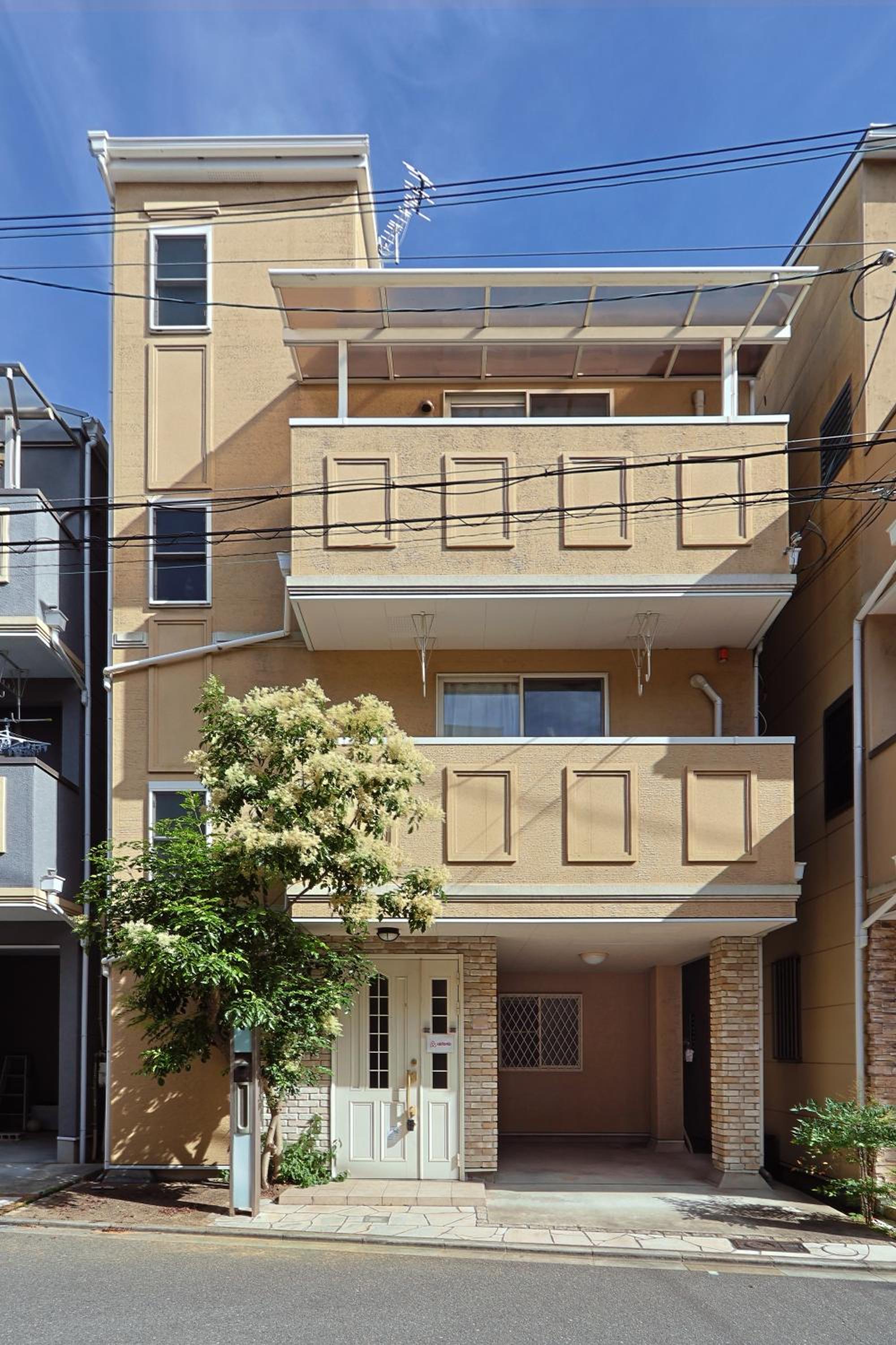 Spacious Family Home Sleeps 13 Near USJ & Osaka Station