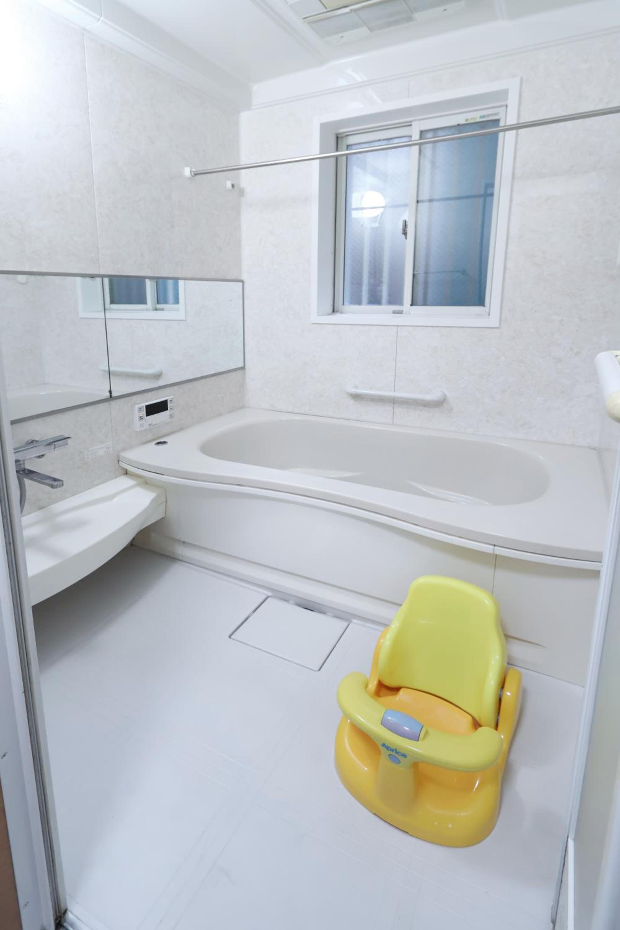 Spacious Family Home Sleeps 13 Near USJ & Osaka Station