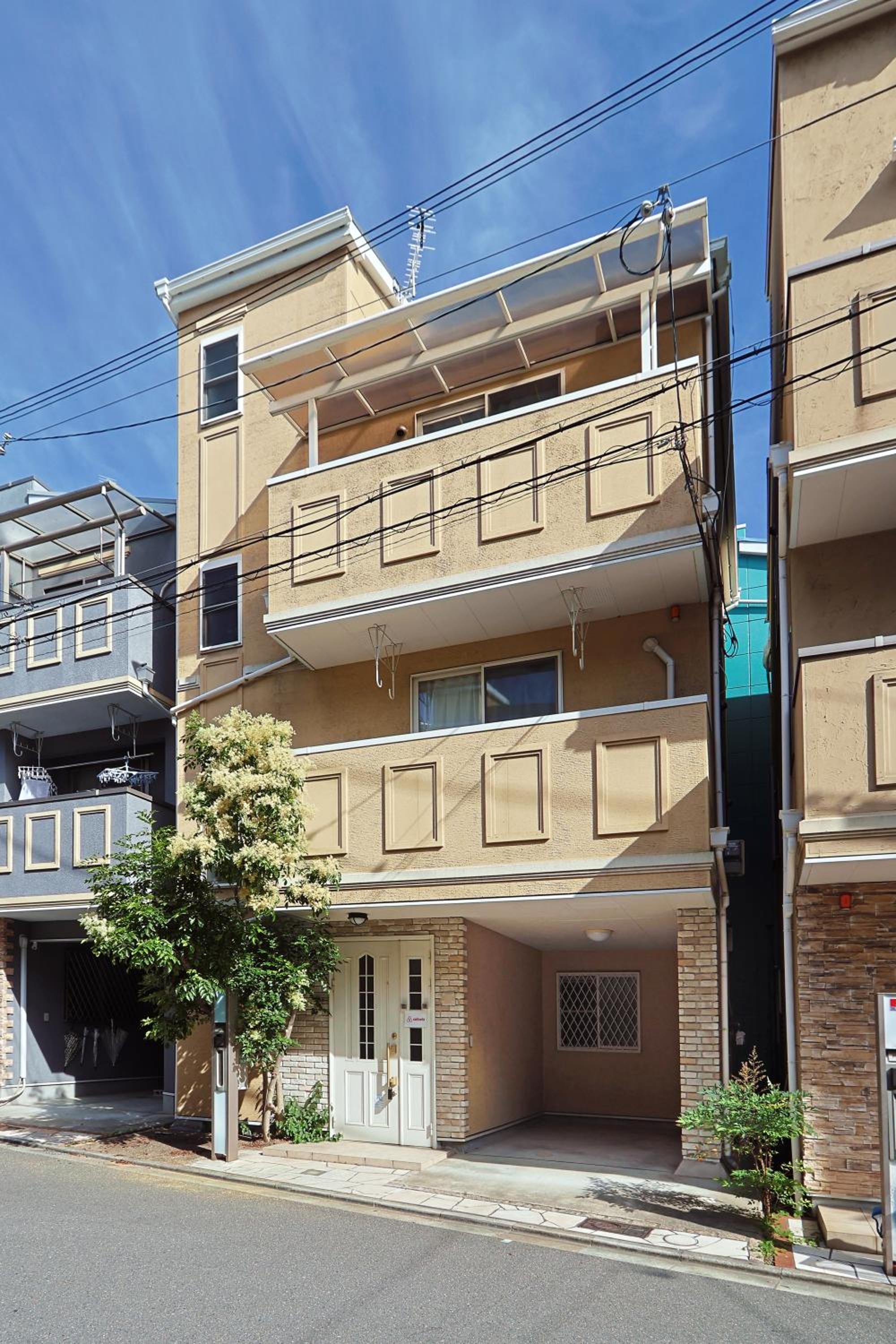 Spacious Family Home Sleeps 13 Near USJ & Osaka Station