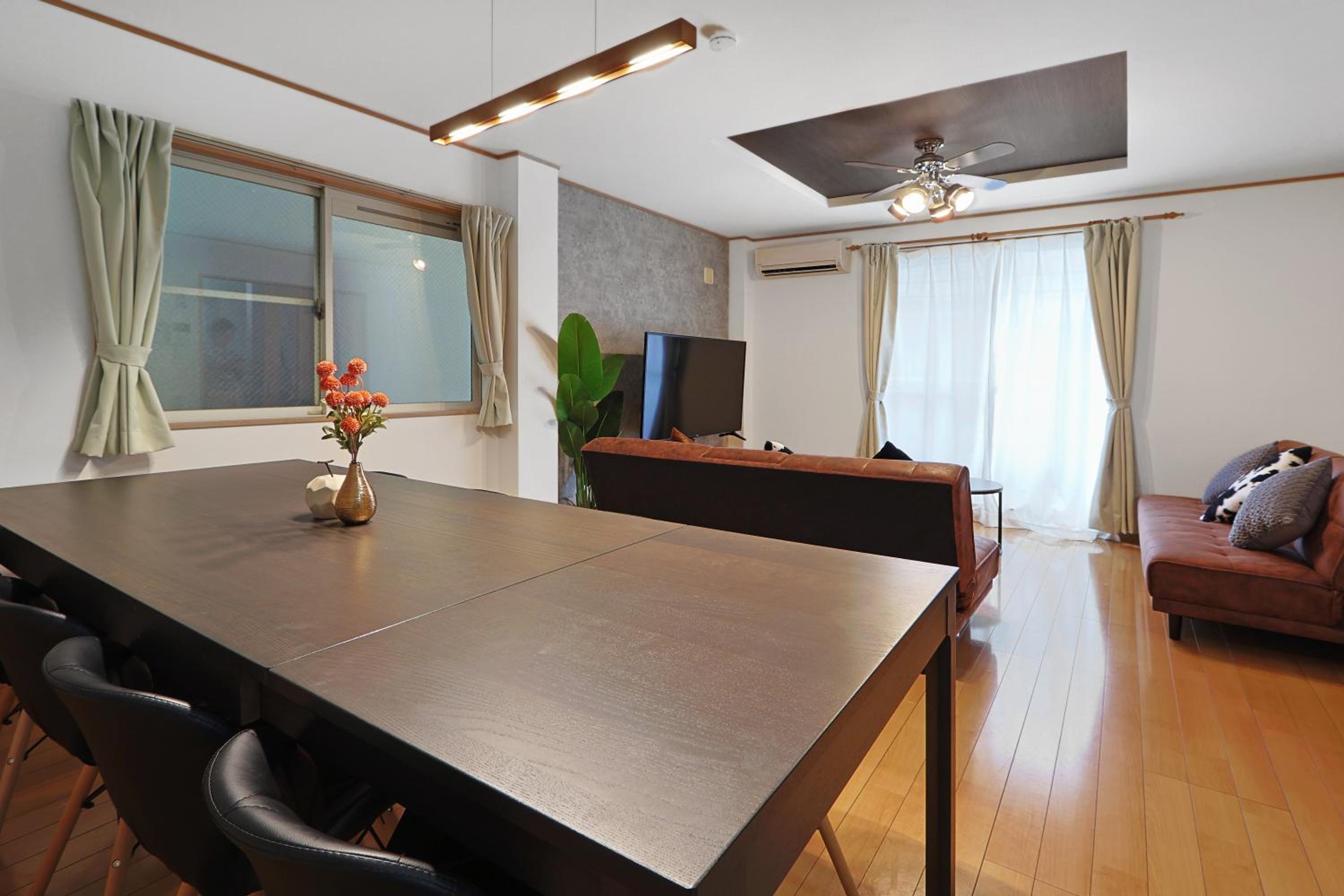 Spacious Family Home Sleeps 13 Near USJ & Osaka Station