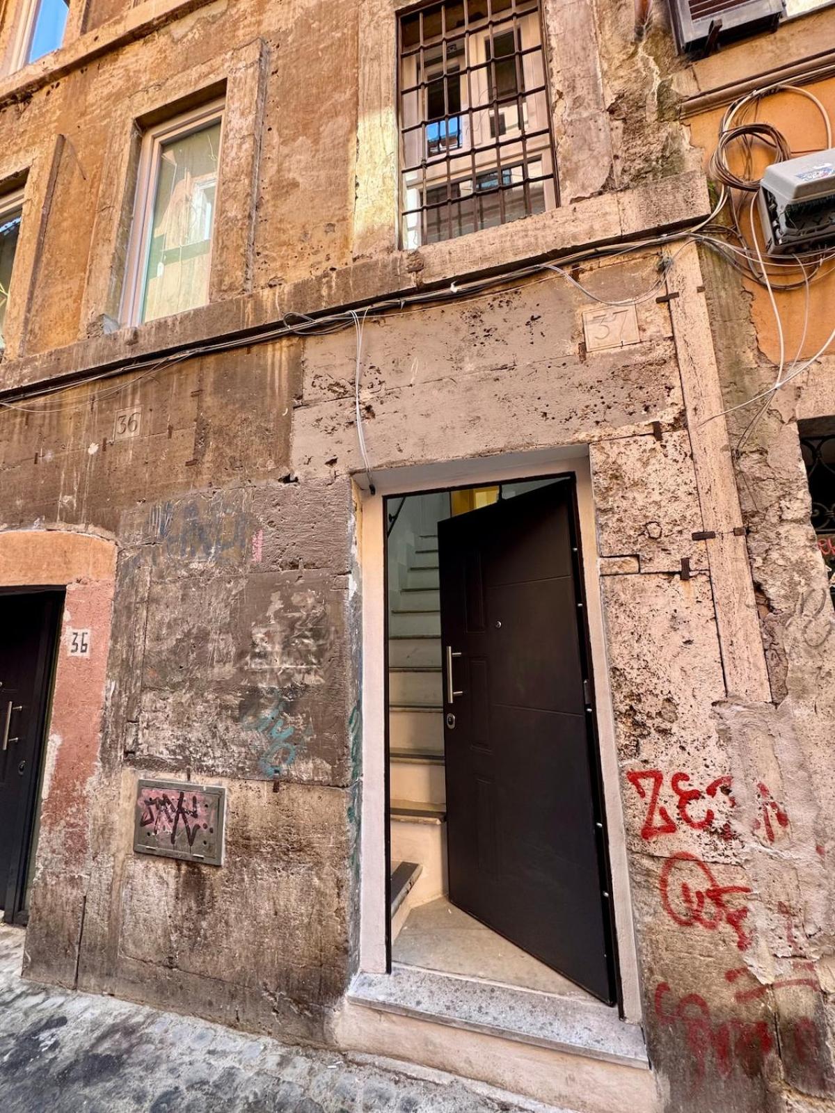Scala 37 interno 1, Trastevere, Rome