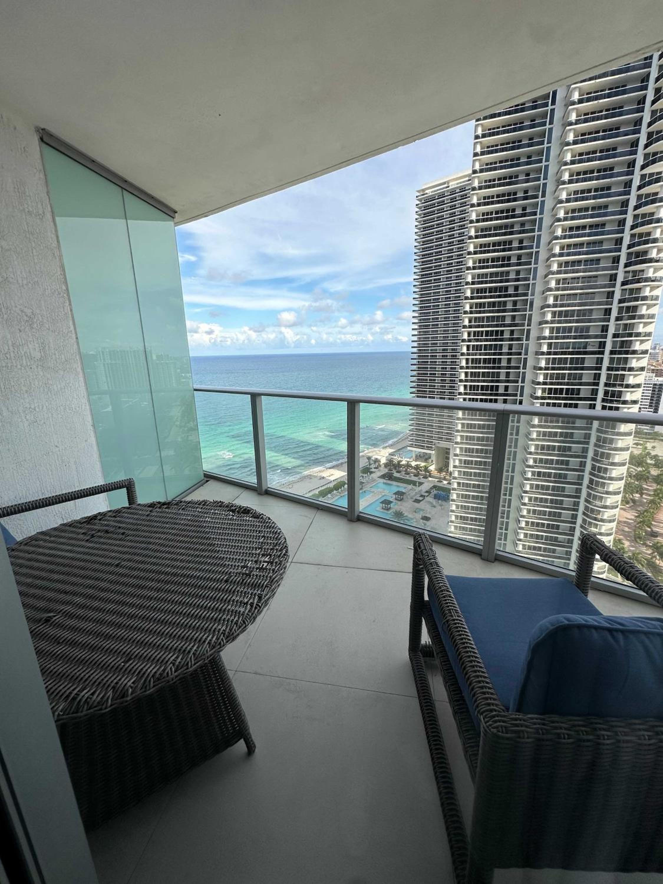 Cosy 1 Bedroom Breathtaking Ocean Views at LYFE Resort