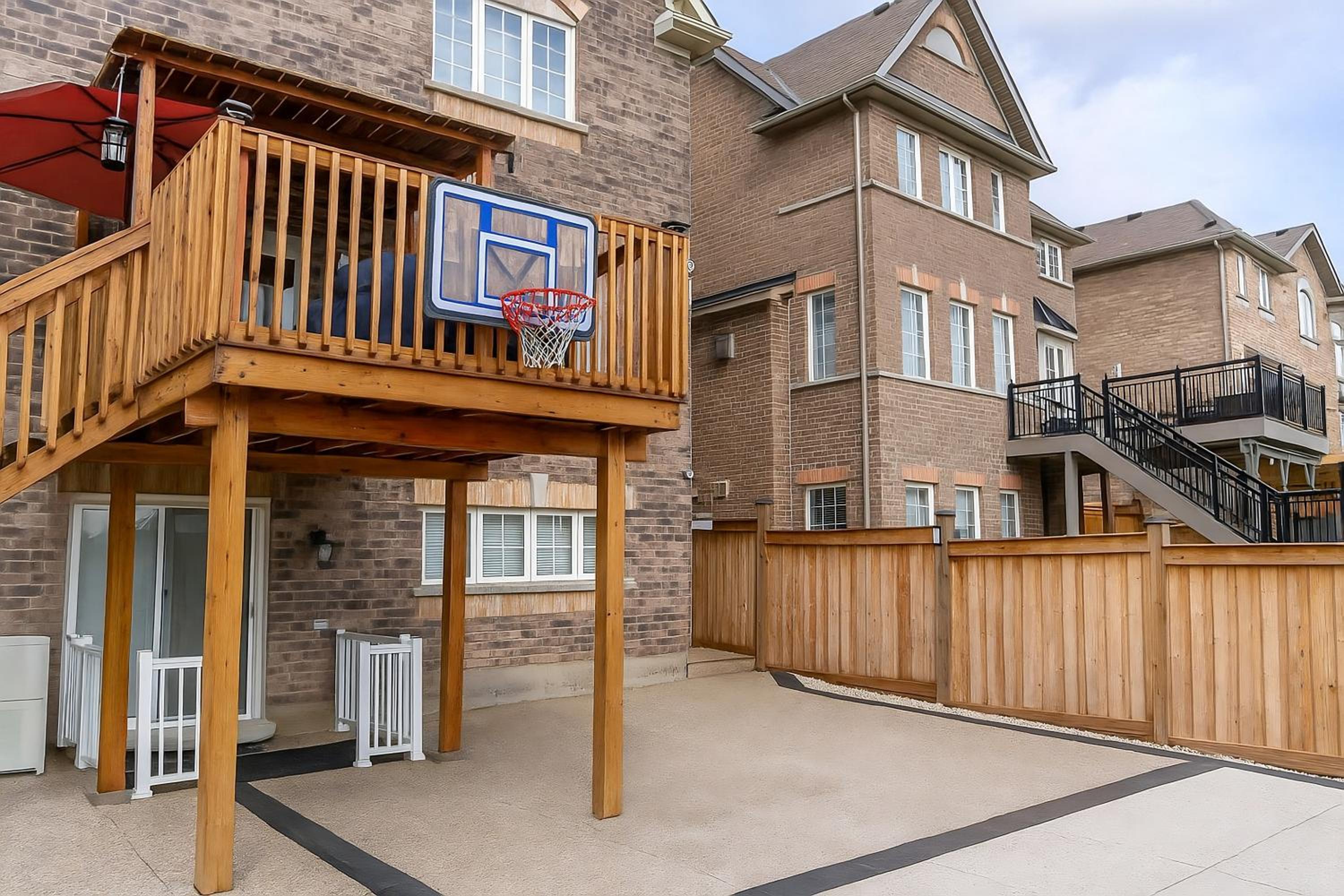 Cozy 3BR Caledon Basement Suite with Private Access, Full Kitchen, WiFi, Laundry, Backyard Basketball Court & Creek Trail, 5 Mins to Brampton! Great for Fa